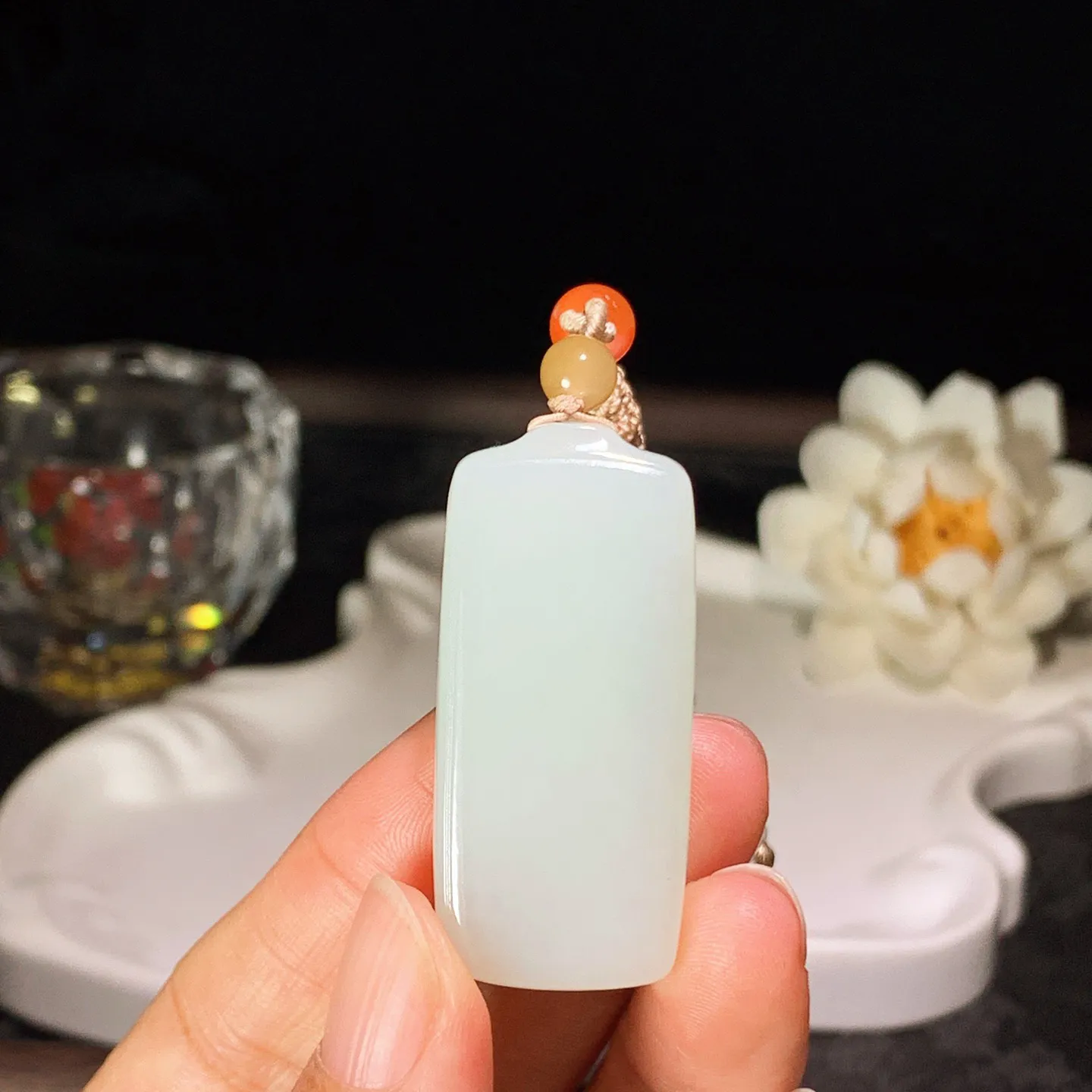 和田玉羊脂白平安无事牌挂件 尺寸42/19/9mm重21.7克。玉质细腻油润。手推出油。品相大气 lt260121