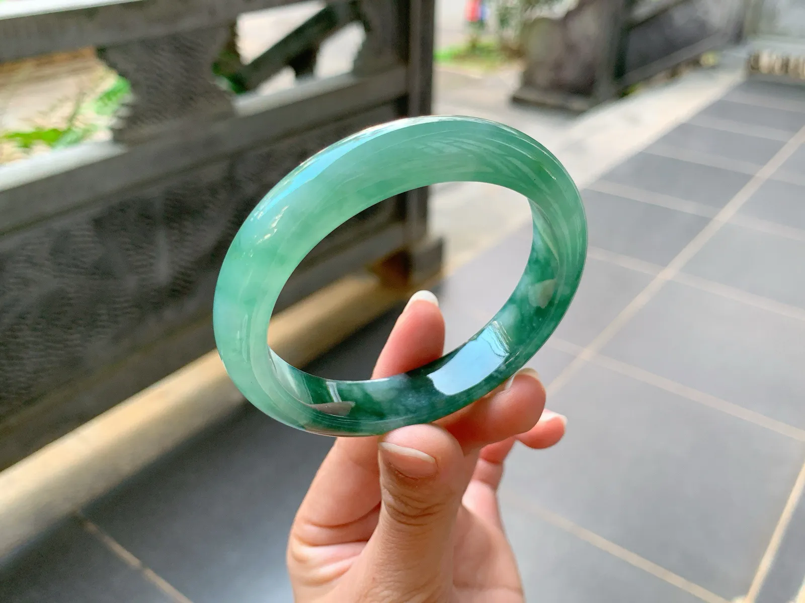 ️｜57圈口
森林绿底飘花手镯，种老胶透明亮，雍容大气优雅大方，有股深邃迷人的美
编号【01-20-09】