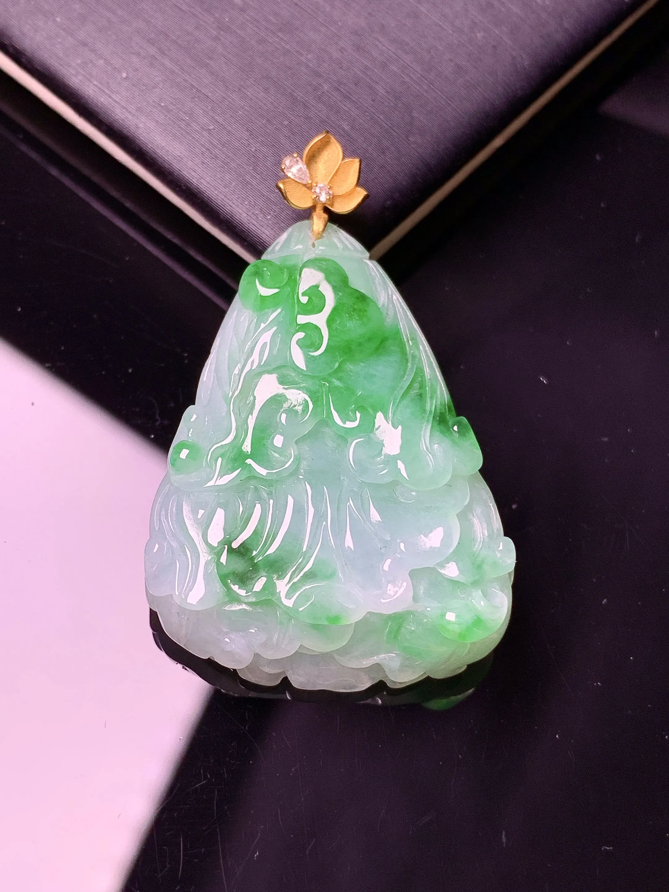 18k金镶嵌飘绿白菜吊坠 玉质细腻 色泽清新艳丽 整体尺寸40.8*25.5*7.6