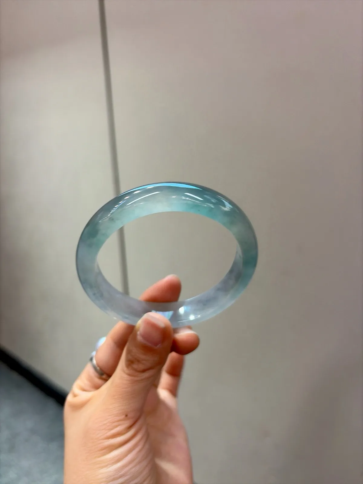 ｜57圈口
【冰蓝底香槟飘花福镯】
“冰蓝凝幻梦，香槟映花影，腕间揽星河”​​
——种老起光冰透，色系独特，有意境
规格【57.2/13.5/7.7】