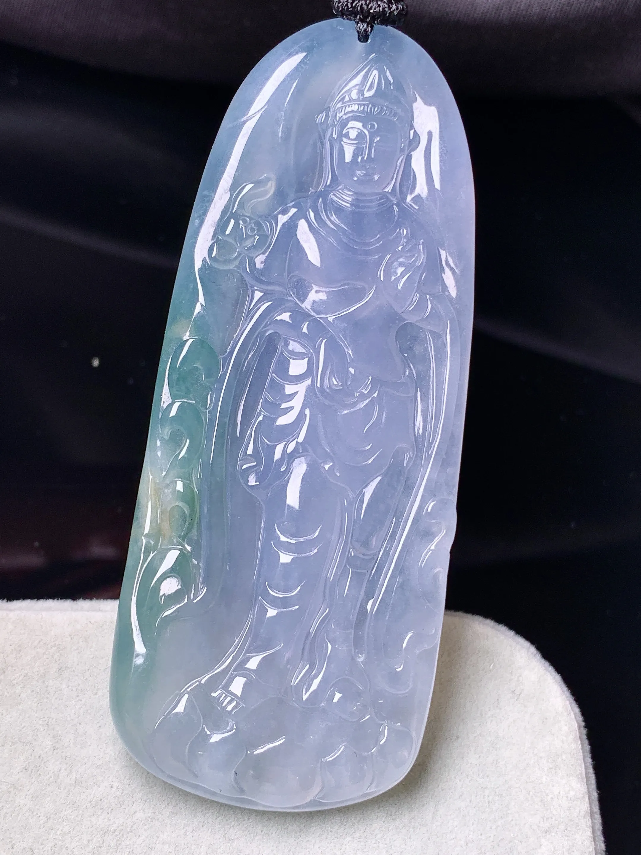 飘绿观音菩萨吊坠 玉质细腻 色泽清新艳丽 整体尺寸64.6*26*5.2