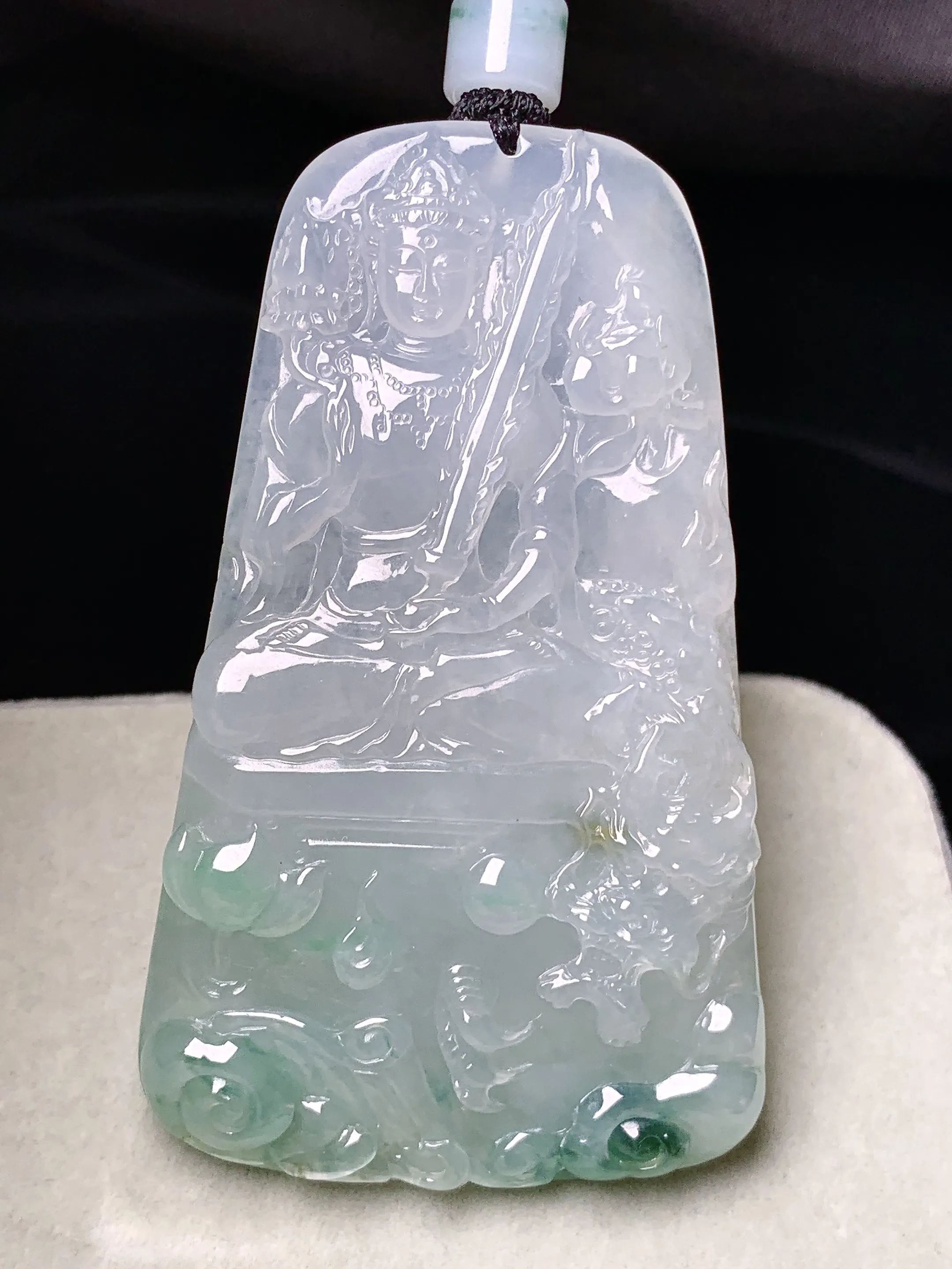 飘绿乘龙观音吊坠 玉质细腻 色泽清新艳丽 整体尺寸66.6*39.3*6.8