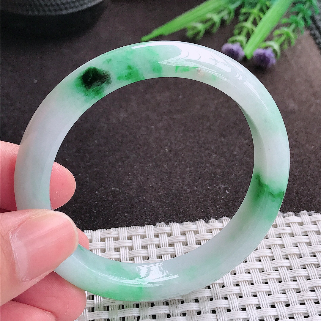 实拍A货翡翠55.5/11/8老坑精美温润飘阳绿手镯宽边翡翠玉镯女款