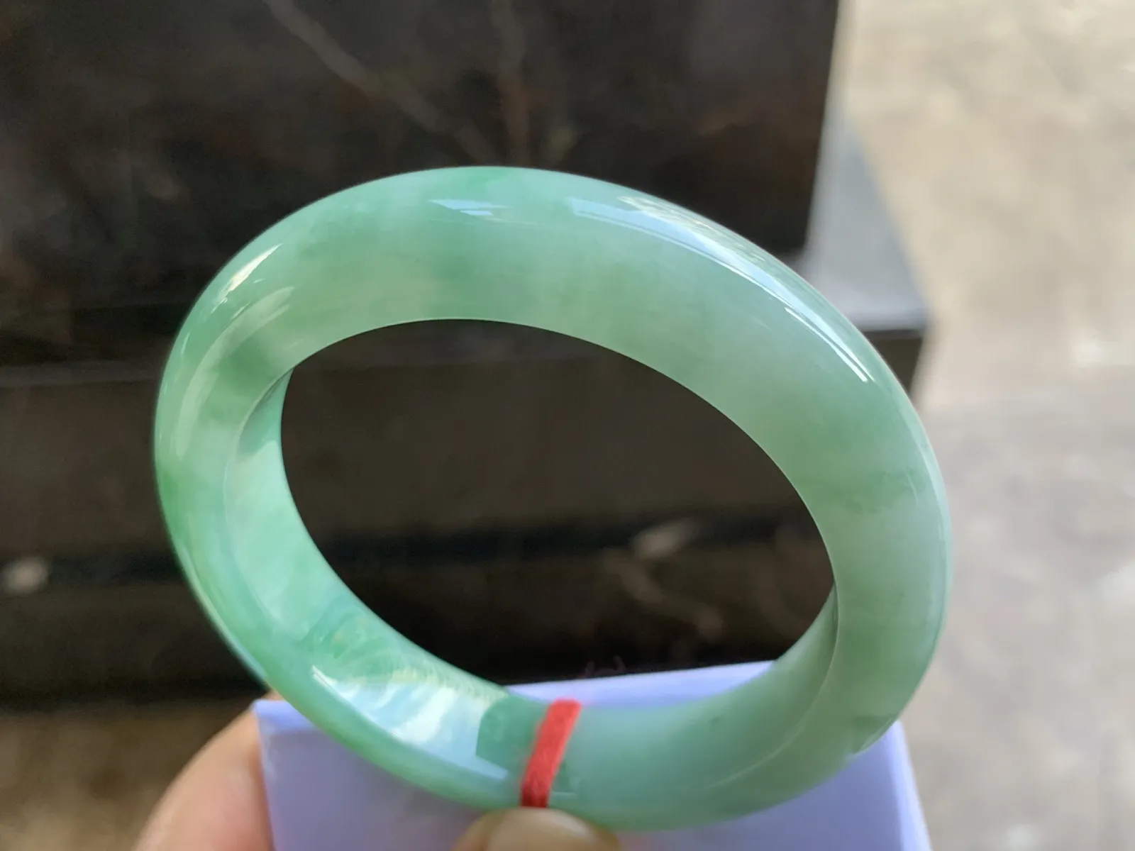 55-12.9-9.5mm
带色手镯 底子细腻 颜色辣绿