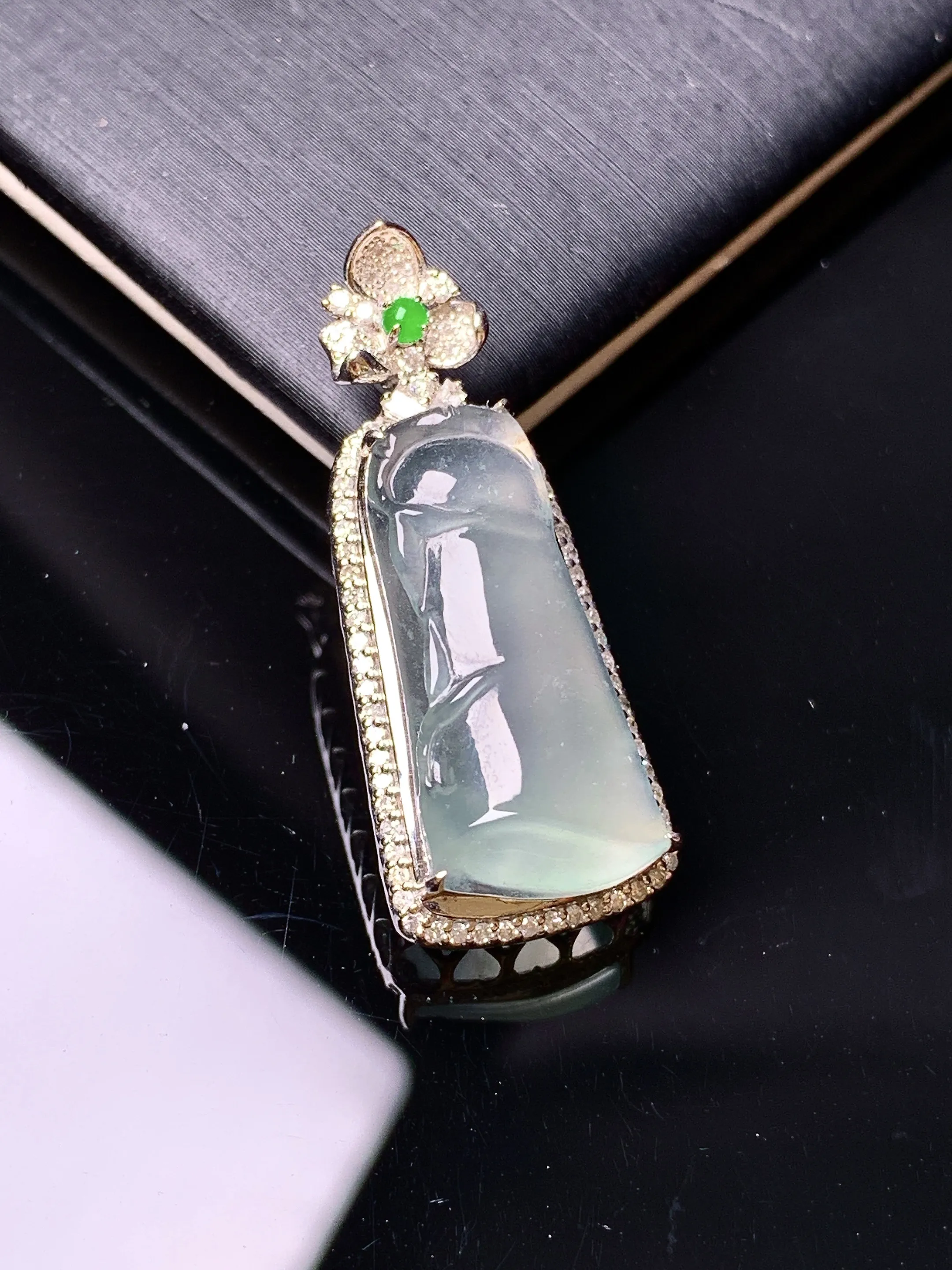 18k金钻镶嵌冰种竹节吊坠 玉质细腻 色泽清新艳丽 整体尺寸31.3*12.5*9.5