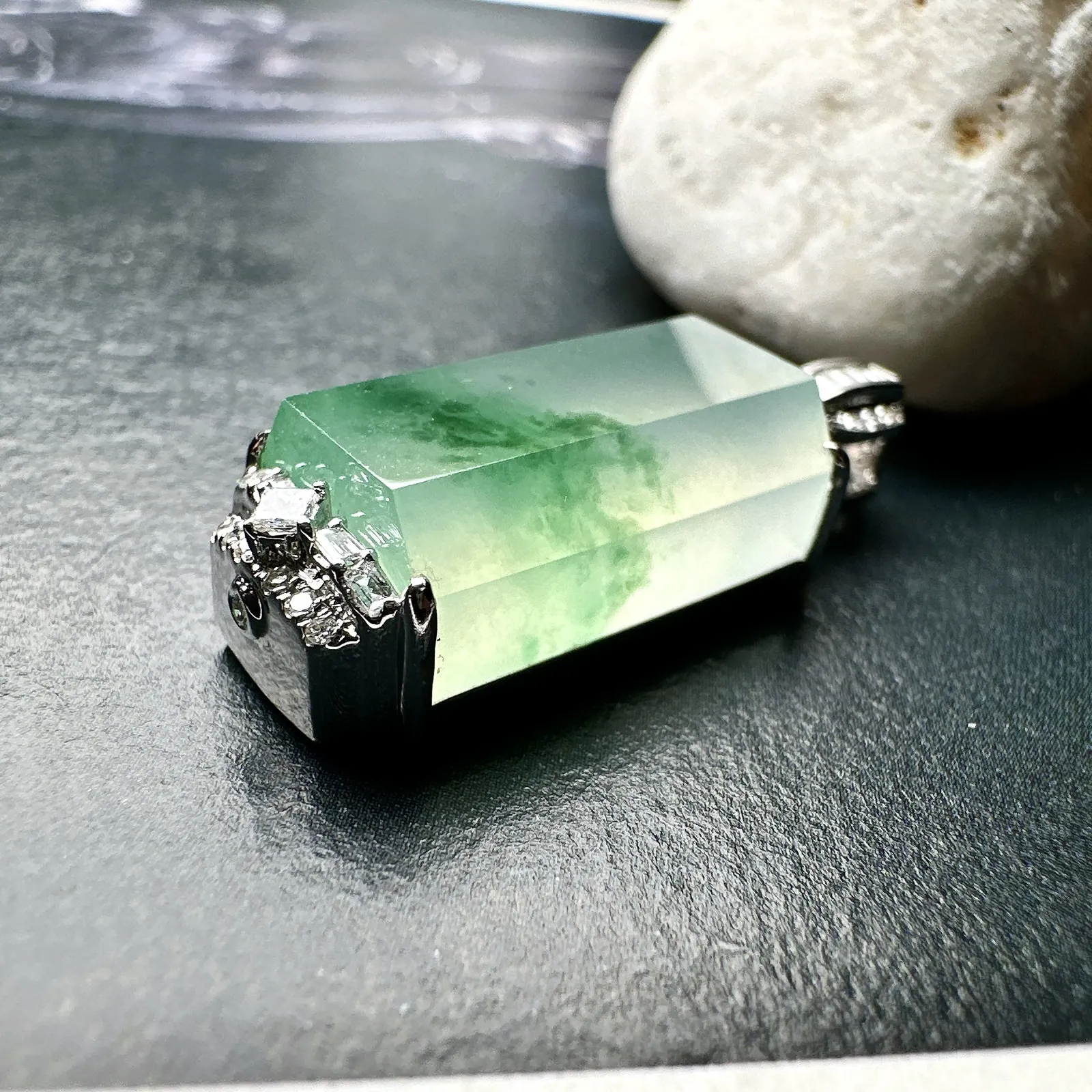 【冰种飘花无事柱】精品，种水上乘，通透闪亮，晶莹剔透。18K金钻镶嵌，裸石尺寸16.5*9*7毫米