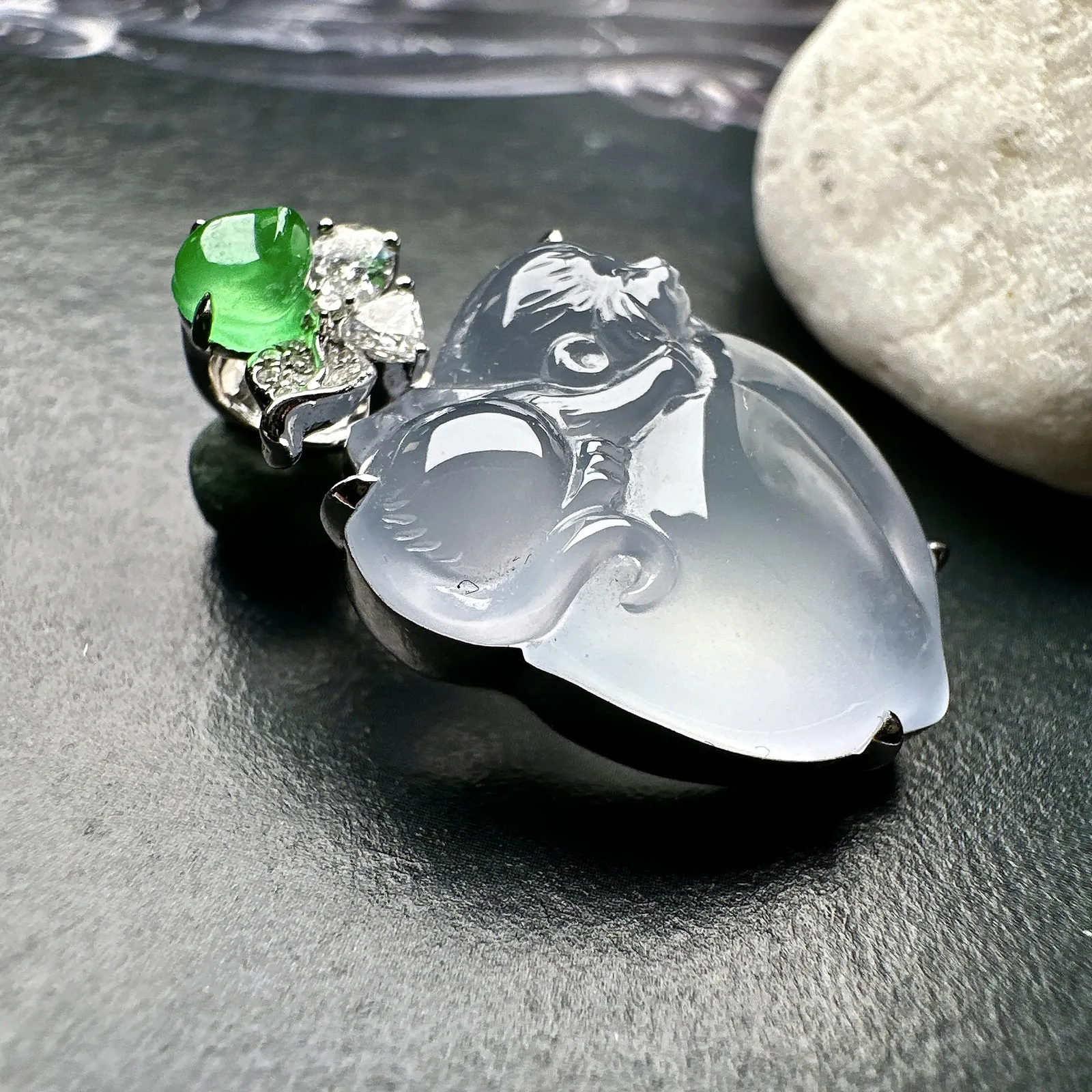 【高冰种淡紫灵猴献寿】冰润度上佳，质地细腻冰润，雕工精美，形象生动，18k金钻镶嵌，裸石尺寸21.3*15.7*7.8毫米