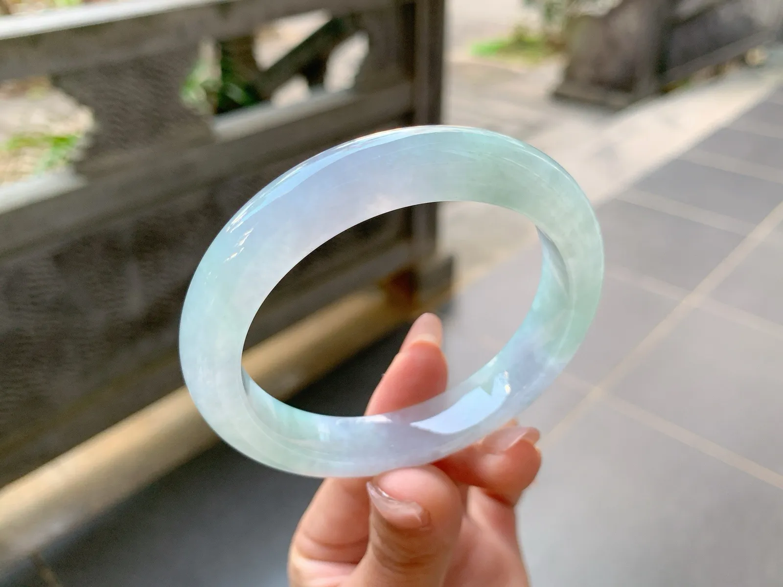 ｜56圈口
冰春彩手镯，颜色舒适自然，淡淡的春彩衬托出清丽脱俗的美感，