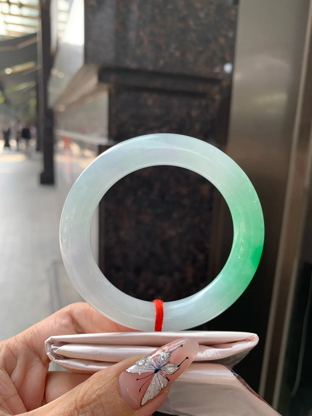 白底青阳绿圆条
53.5-10.5-11
打灯棉线，底妆水润，浓郁到溢出来的阳绿花色，半山半水，光彩夺目，上手尊贵显气质。