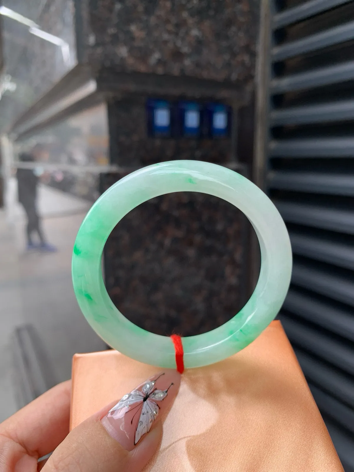 白底青正圈
50-7.8-9.5
打灯棉线，底妆水润细腻，阳绿花点缀腕间风华，干净纯净的底色上，满圈翠色肆意流淌，娇艳欲滴，宛如春日里的繁华盛景