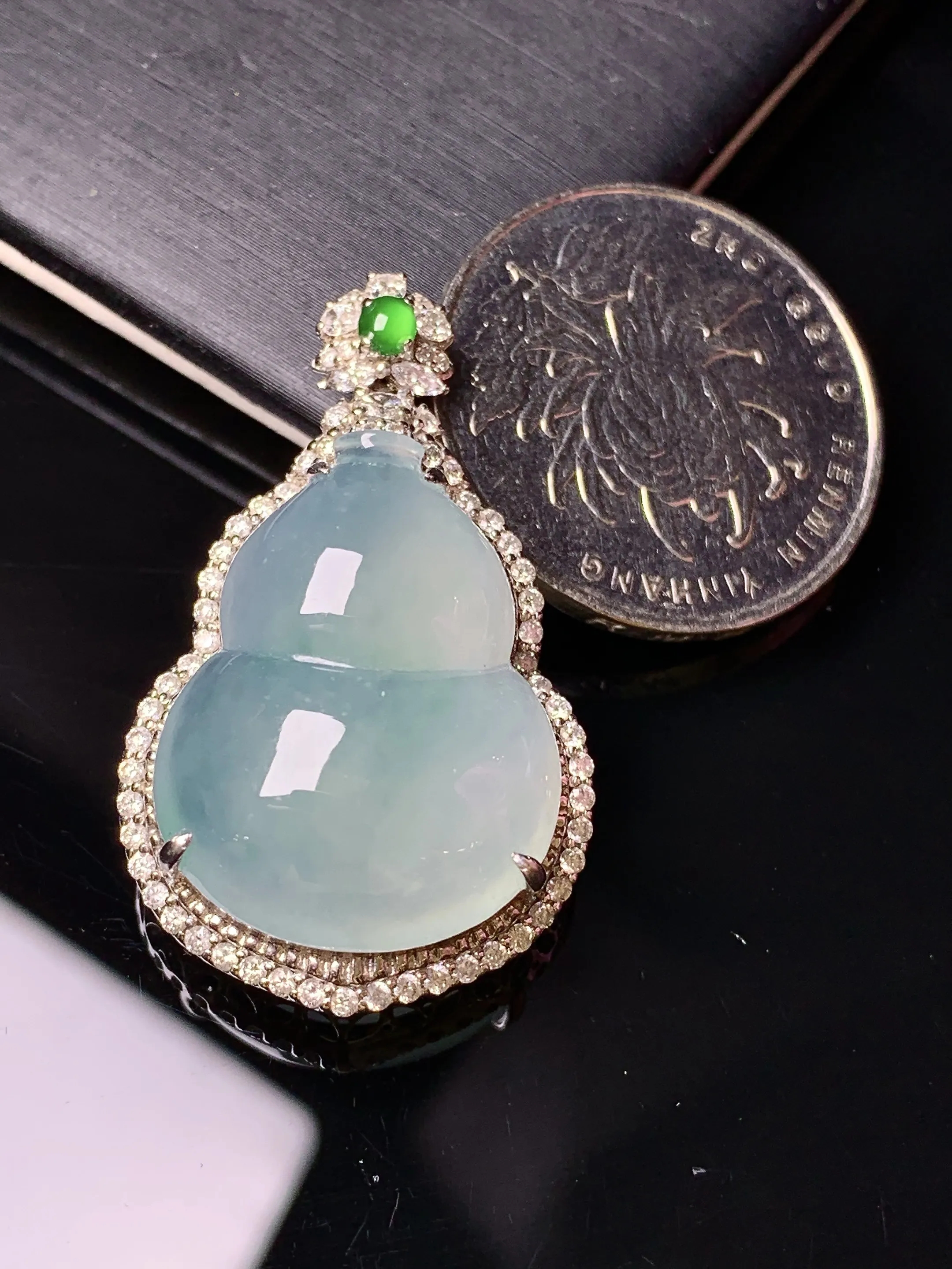 18k金钻镶嵌吊坠 玉质细腻 色泽清新艳丽 整体尺寸36.3*21.8*11.5