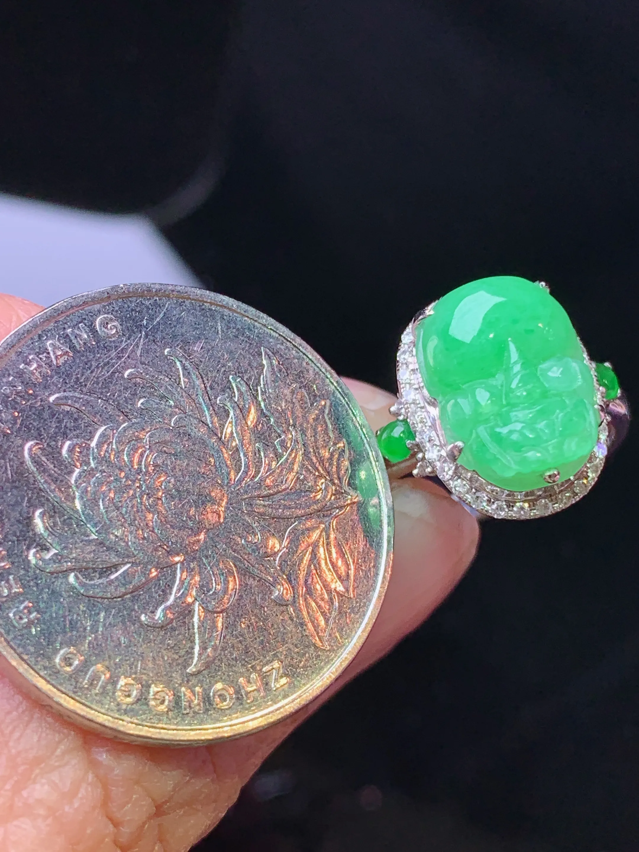 18k金钻镶嵌翠绿貔貅 玉质细腻 色泽清新艳丽 圈口12 整体尺寸14*10.8*8