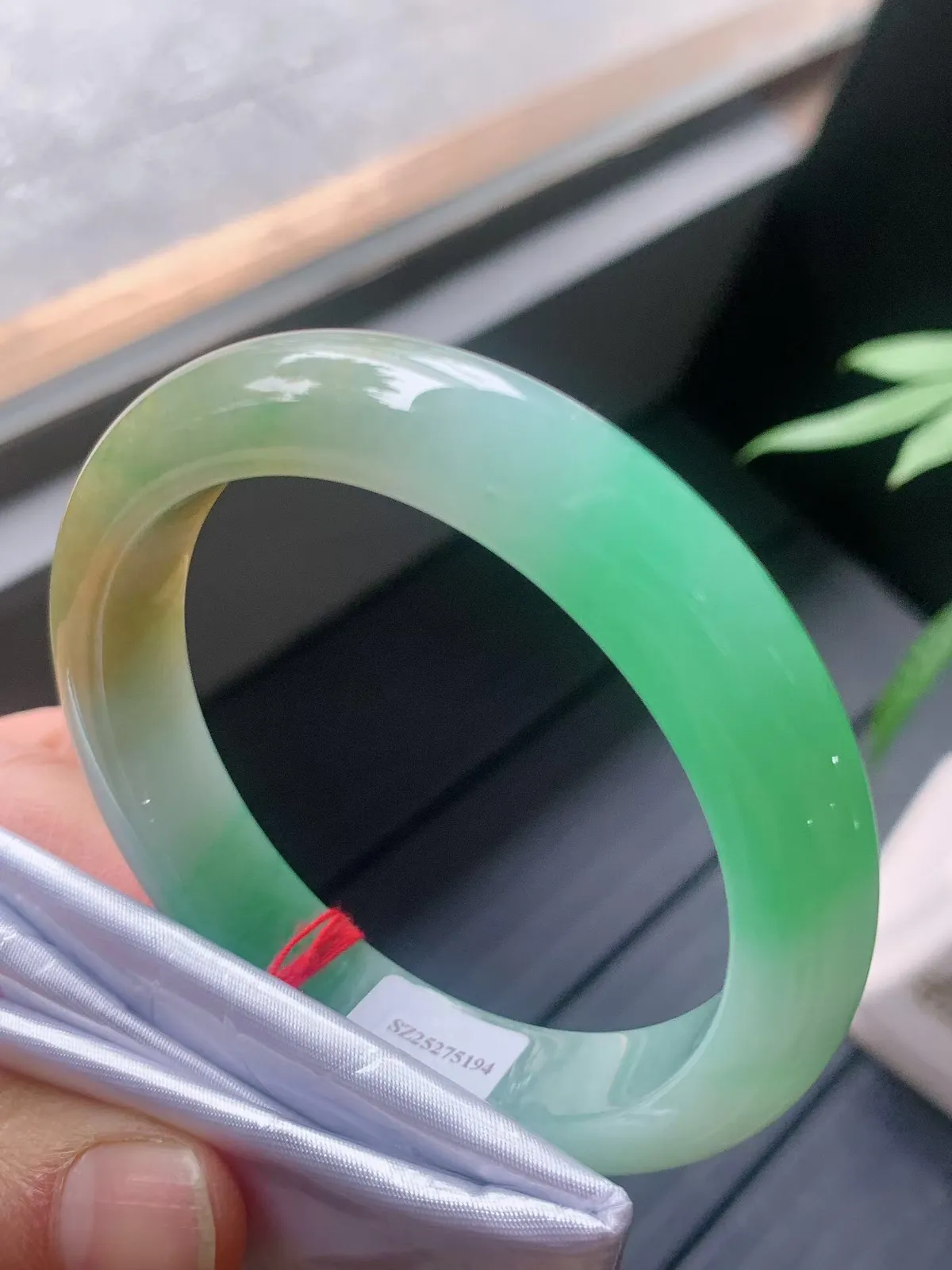 【翡翠名称】老种冰黄加绿55.8正圈口手镯
【翡翠尺寸】55.8/11.5/8.6mm适合55-57正圈口佩戴
【翡翠描述】宝贝种老水足，玉质细腻，色泽靓丽，性价比高，佩戴效果好！
【其它赠送】权威证书/精美挂绳盒子/支持全国复检