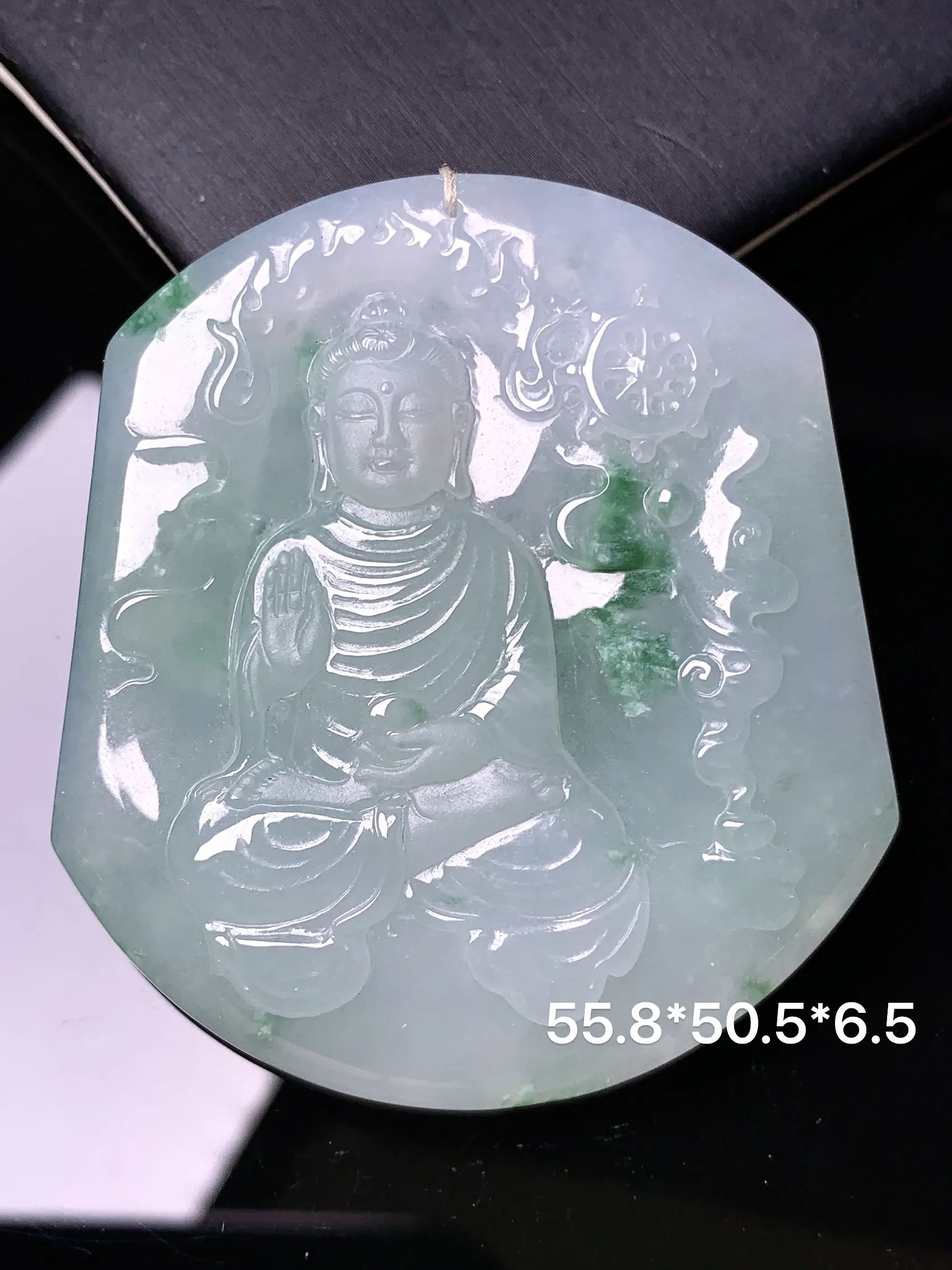 飘绿大日如来佛祖吊坠 玉质细腻 色泽清新艳丽 整体尺寸55.8*50.5*6.5