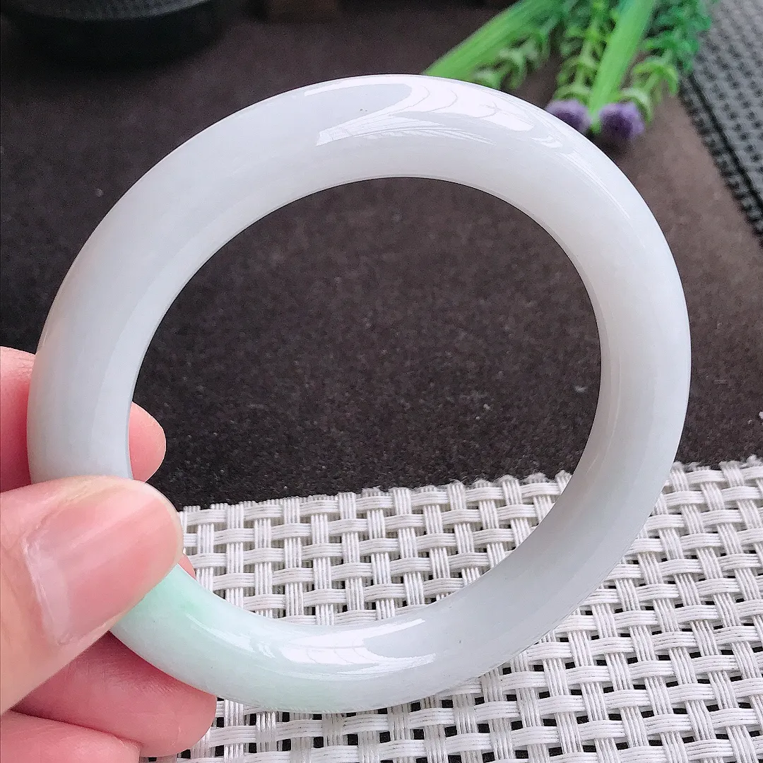 实拍A货翡翠57.5/10.1/10.6老坑精美温润飘阳绿白底青圆条手镯翡翠玉镯女款