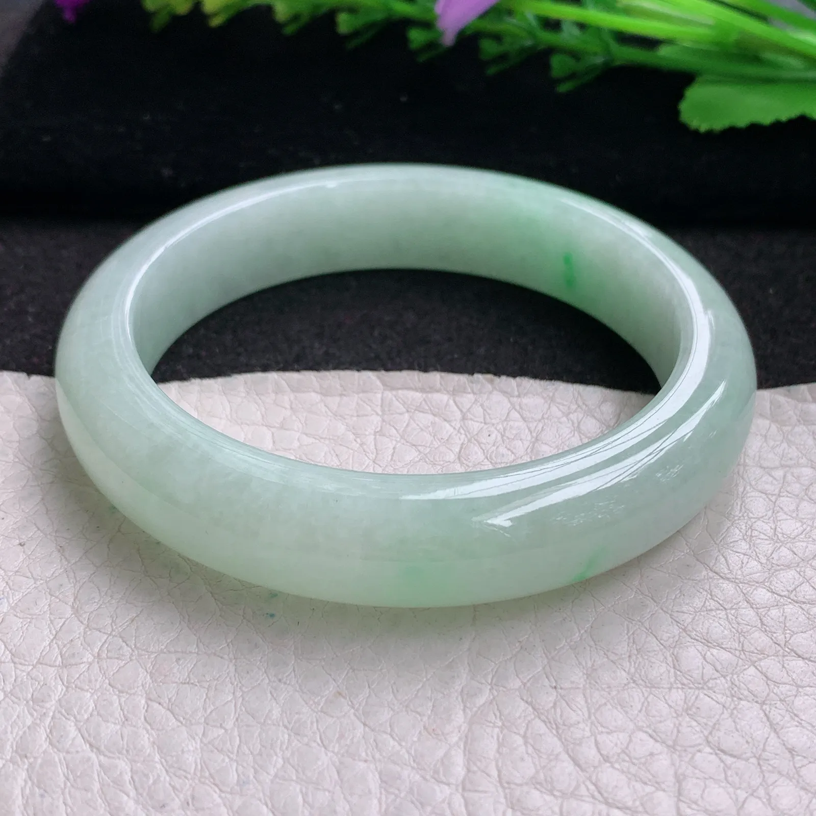 ee实拍55*12*8平安镯 缅甸翡翠精美甜绿底飘阳绿玉手镯 玉手环