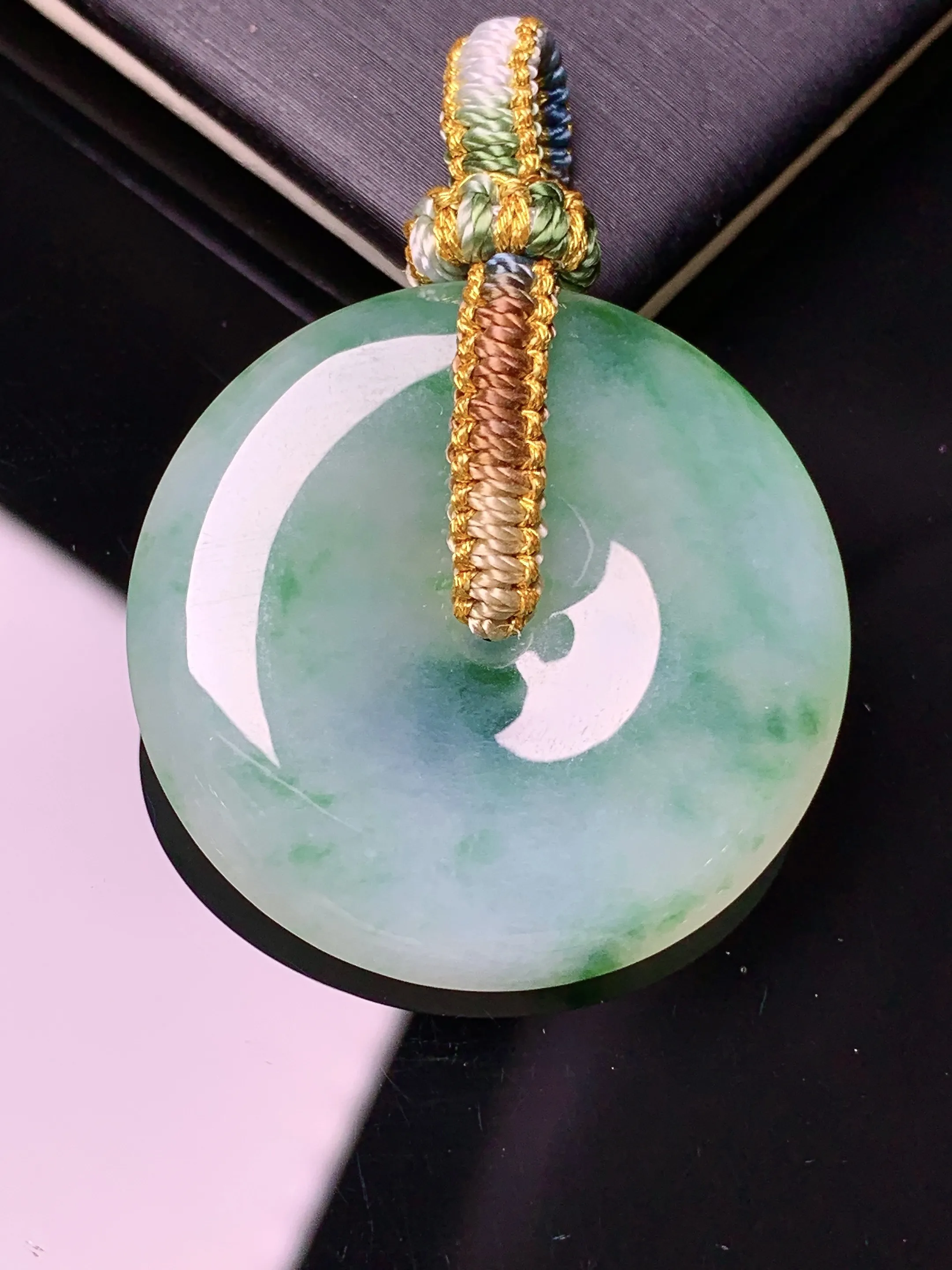 飘绿平安扣吊坠 玉质细腻 色泽清新艳丽 整体尺寸33.2*5.6