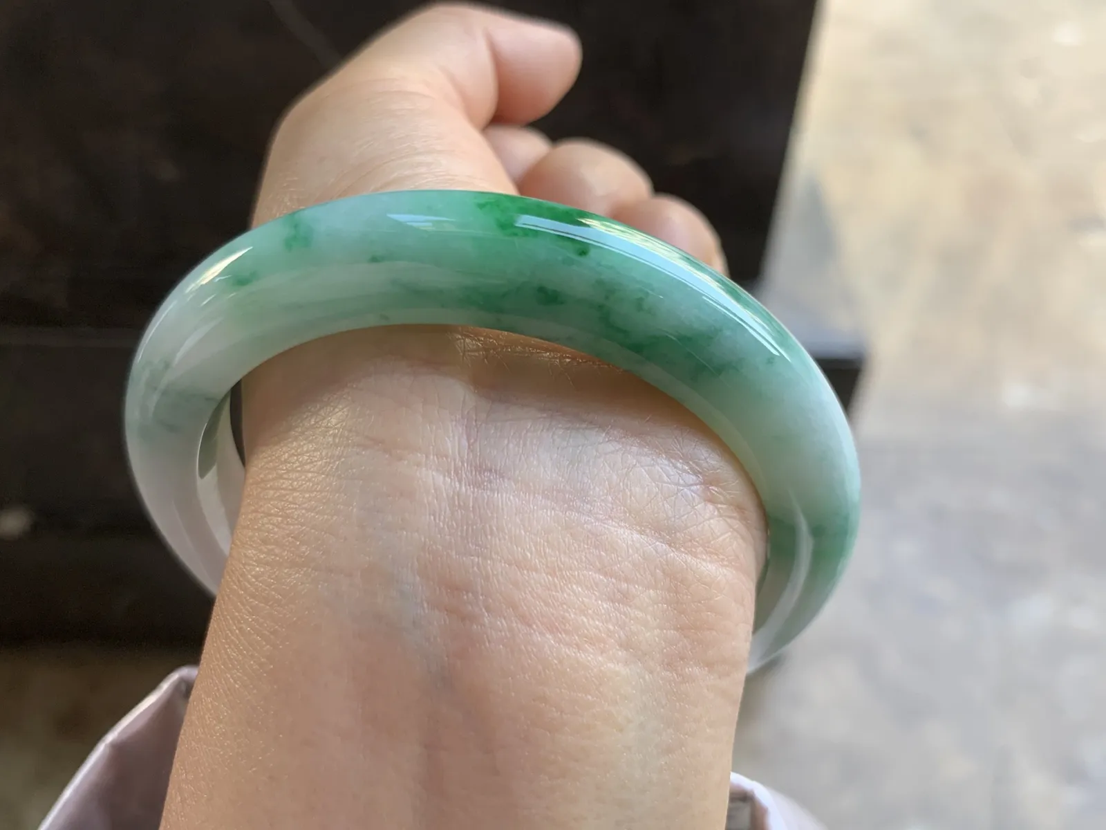 61.5-12-9.5mm
白底色花大圈口手镯 底子细腻 超大圈口