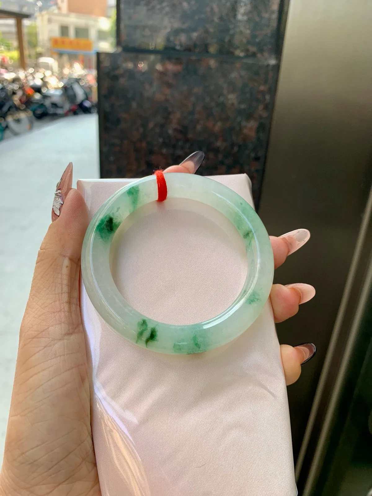 飘绿花圆条
53.2-9.9-10.2底妆细腻，简约却充满灵气，飘绿花点缀，清新如芽，宛若自然的画卷凝结于腕间，静中带动，韵味悠长