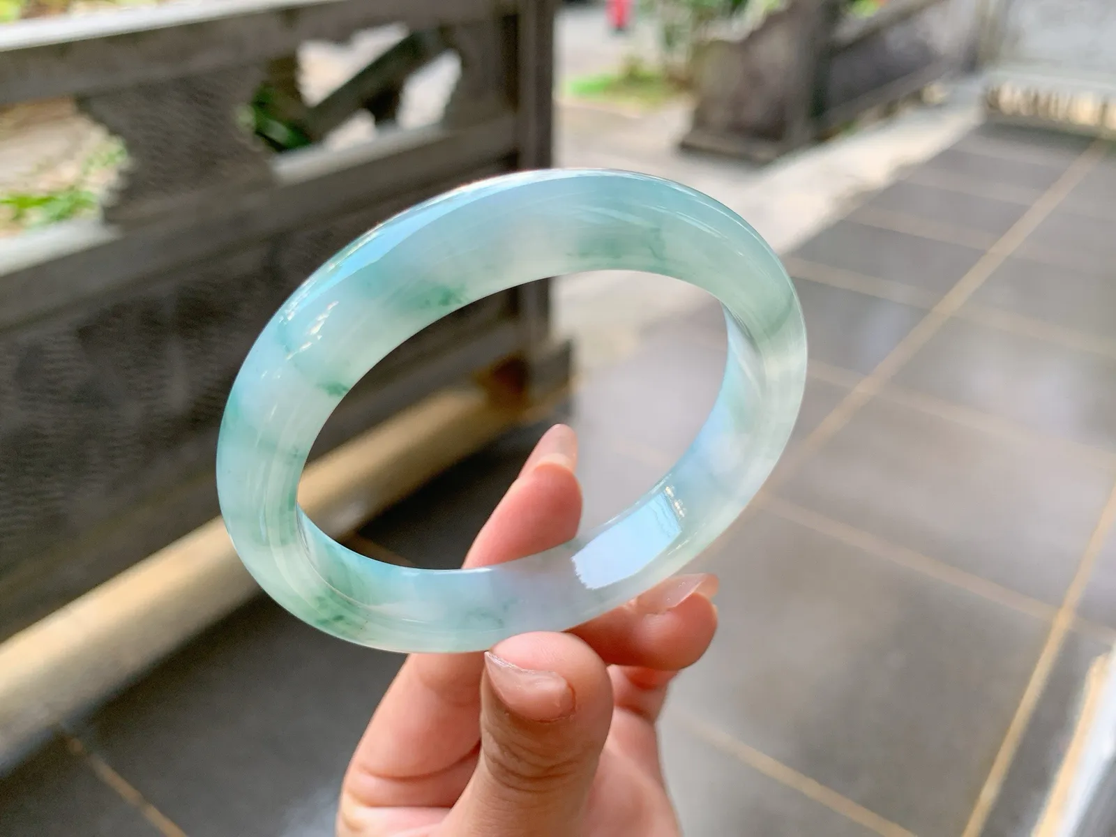 ｜57圈口
冰飘花翡翠手镯，飘蓝碎花，花色飘逸灵动大方，整体冰润细腻，舒适大气