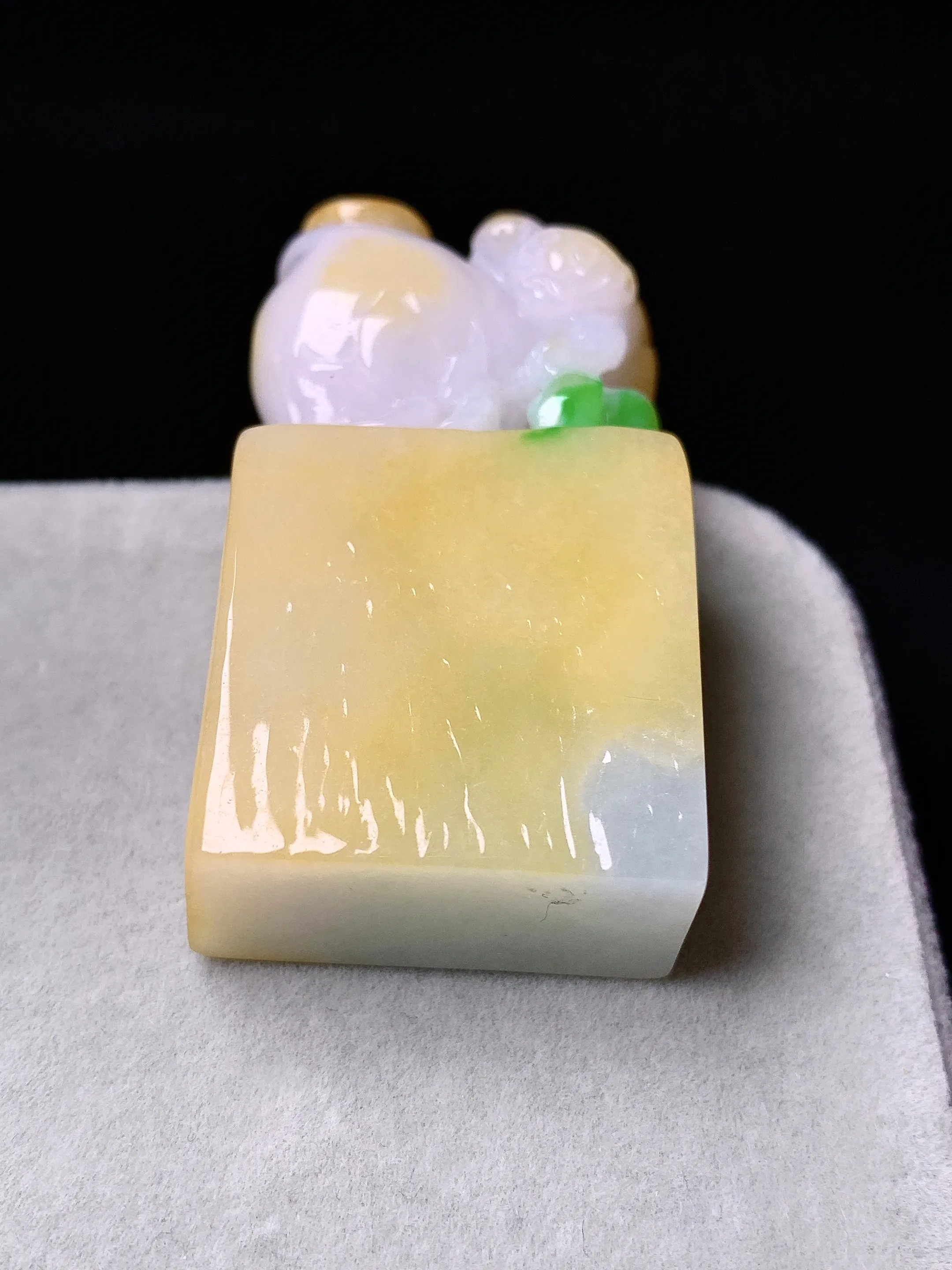 黄翡灵猴献寿印章吊坠 玉质细腻 色泽清新艳丽 整体尺寸47.2*24.5*12.5