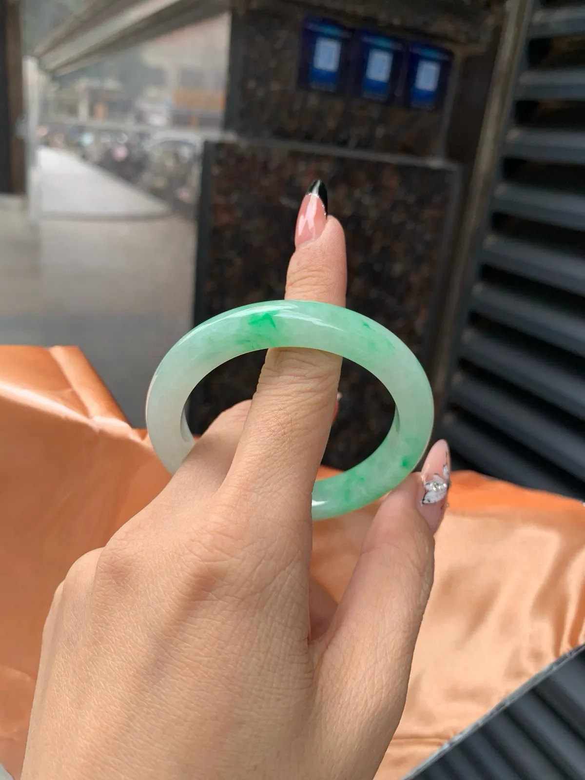 白底青正圈
50-7.8-9.5
打灯棉线，底妆水润细腻，阳绿花点缀腕间风华，干净纯净的底色上，满圈翠色肆意流淌，娇艳欲滴，宛如春日里的繁华盛景