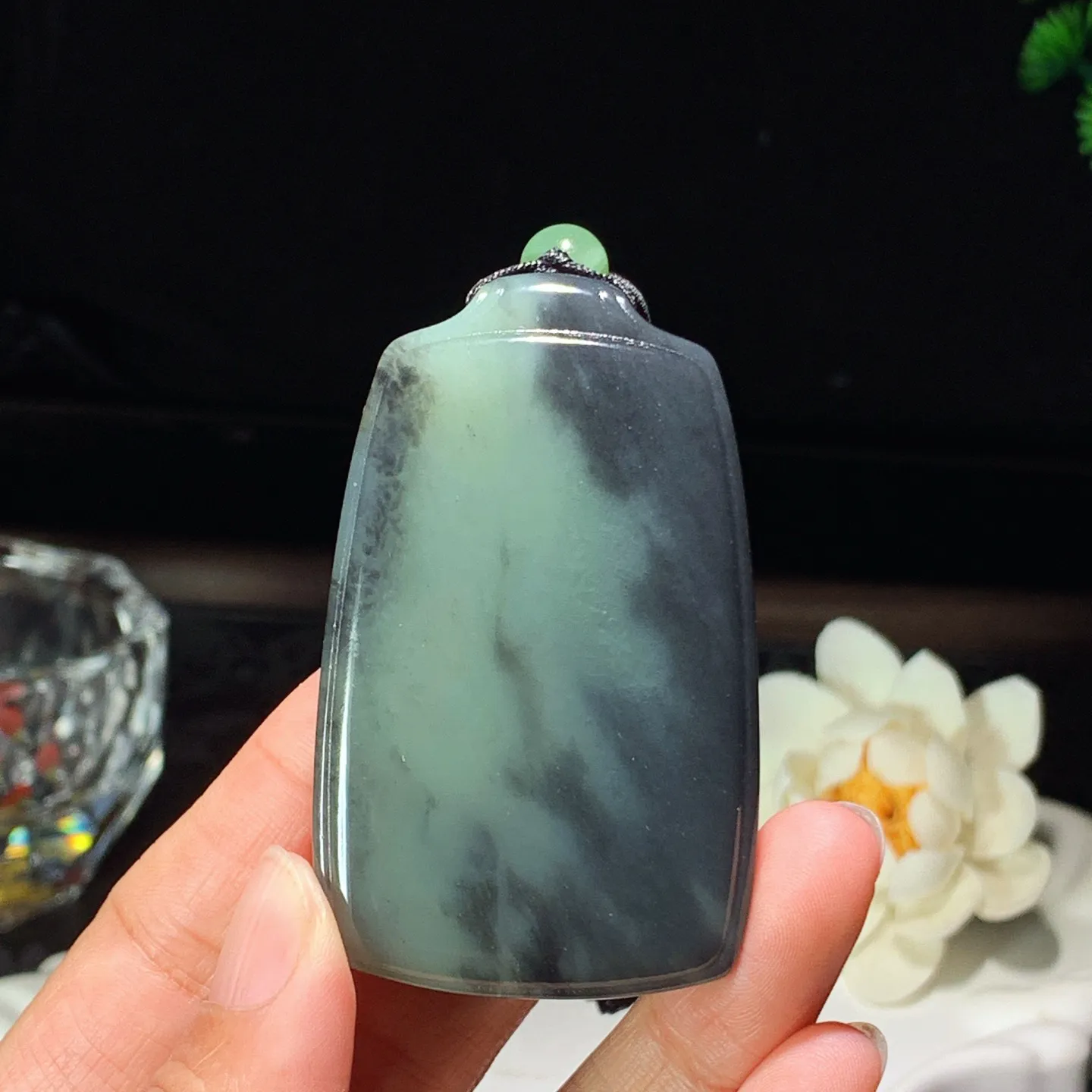 新疆和田玉青花意境山水平安无事牌挂件 尺寸64/39/10mm重68.5克。玉质细腻油润。手推出油。品相大气 lt260121