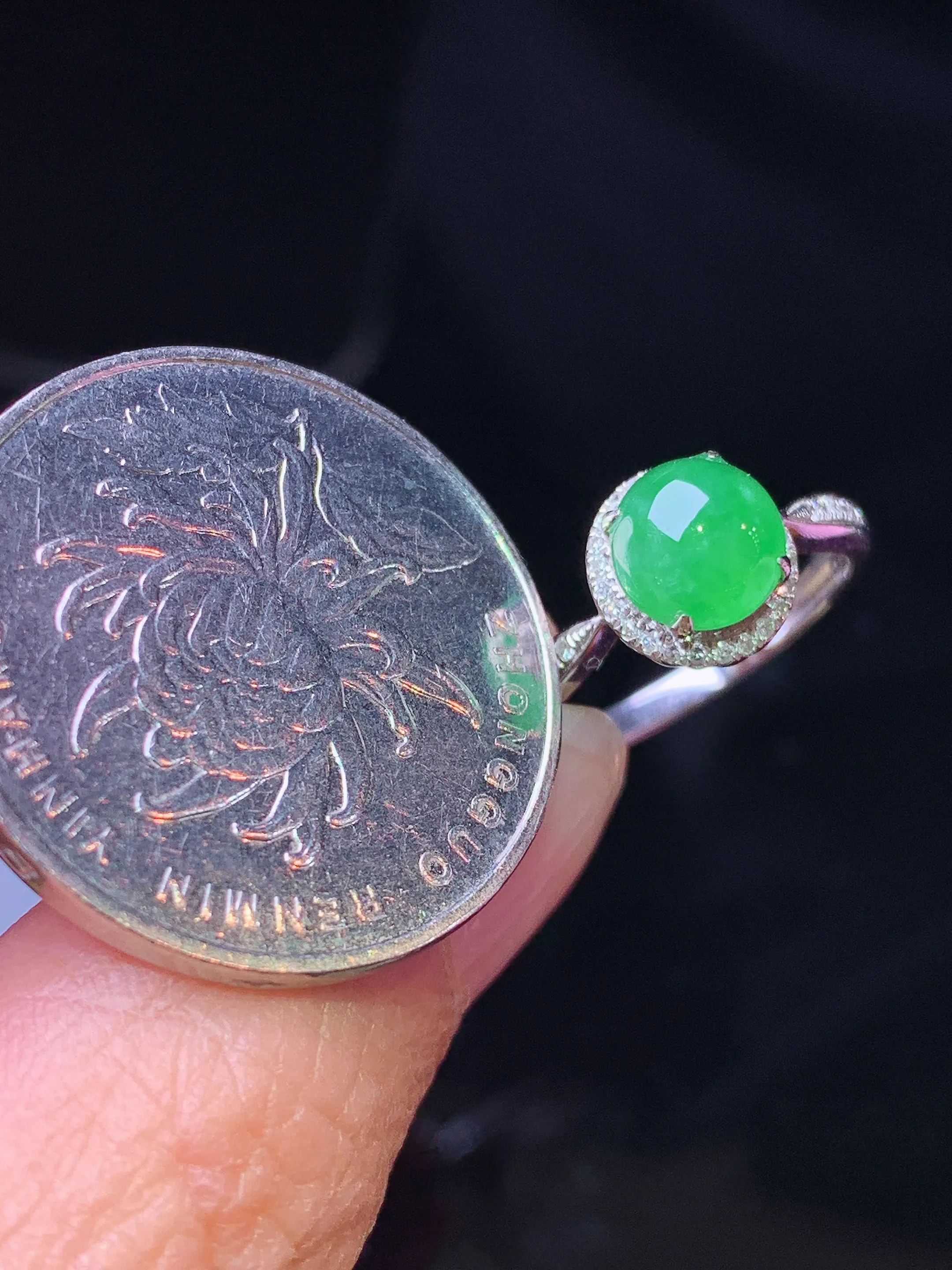 18k金钻镶嵌满绿蛋面戒指 玉质细腻 色泽清新艳丽 圈口12.5 整体尺寸8.3*6.5