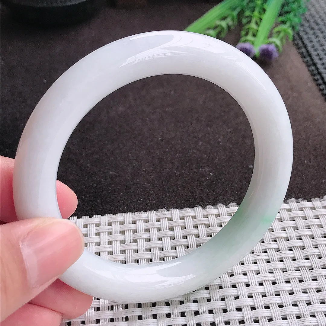 实拍A货翡翠57.5/10.1/10.6老坑精美温润飘阳绿白底青圆条手镯翡翠玉镯女款
