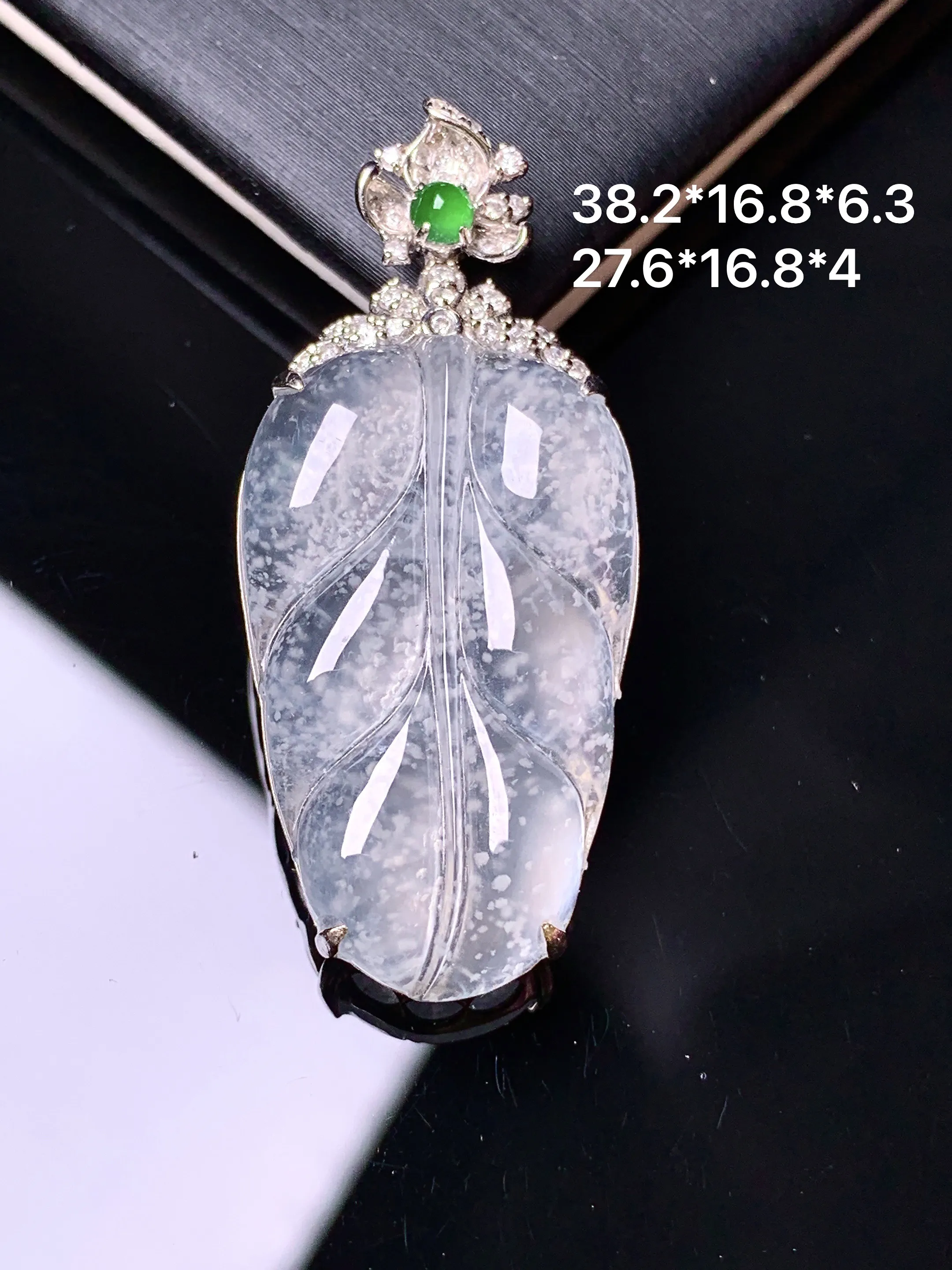 18k金钻镶嵌冰种雪花棉树叶吊坠 玉质细腻 色泽清新艳丽 整体尺寸38.2*16.8*6.3