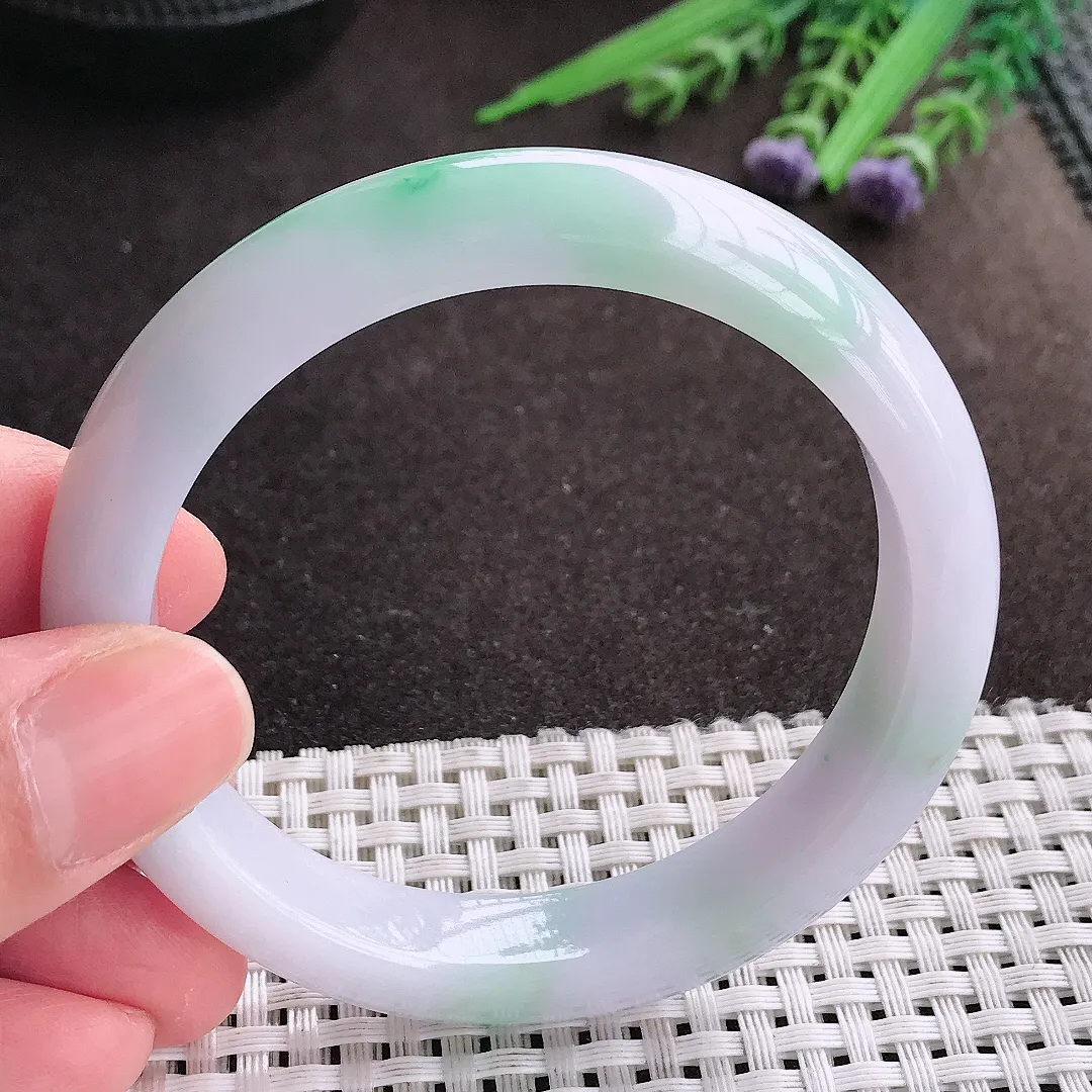 实拍A货翡翠56/11.8/8.3老坑秀气飘绿手镯宽边翡翠玉镯女款