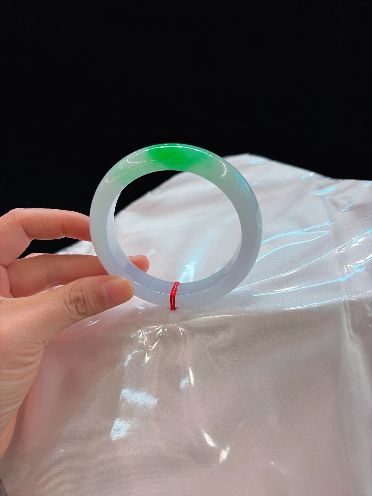 ｜60圈口
白底青翡翠手镯
白底细润如水
一抹辣翠明艳鲜活
明暗交织层次感拉满
腕间国风氛围感绝了~🥰
规格【60/13.8/9.8】