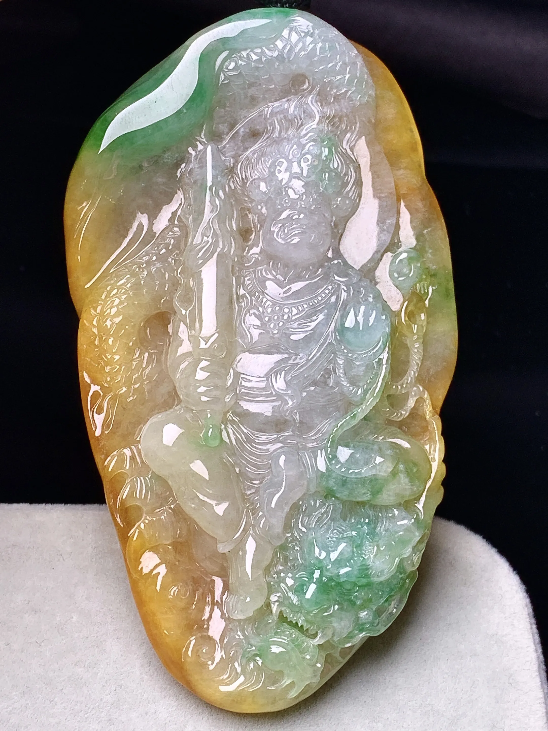 飘黄绿翡不动明王吊坠 玉质细腻 色泽清新艳丽 整体尺寸71.2*39.8*9.6