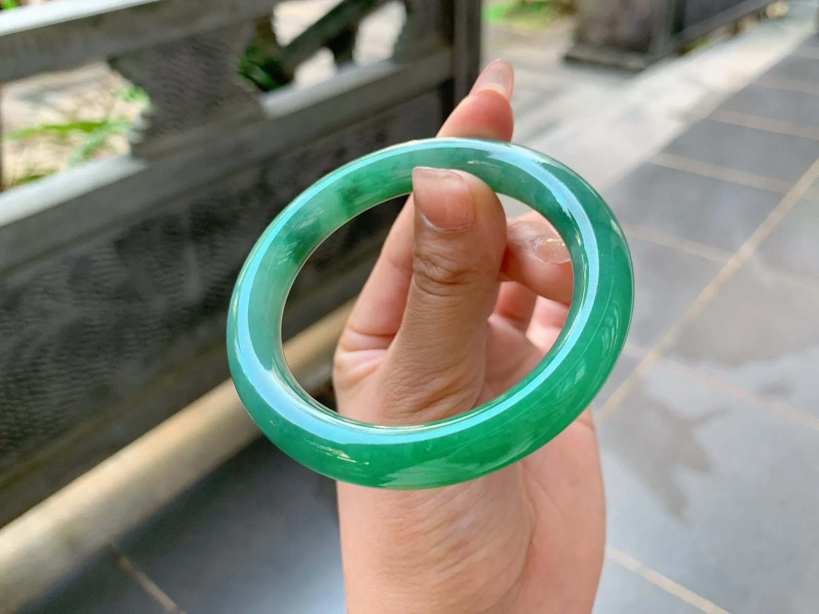 🩶｜52圈口
条粗:9.9
满色福镯，颜色抢眼夺目，绿油油的像一片草地，润绿大气，