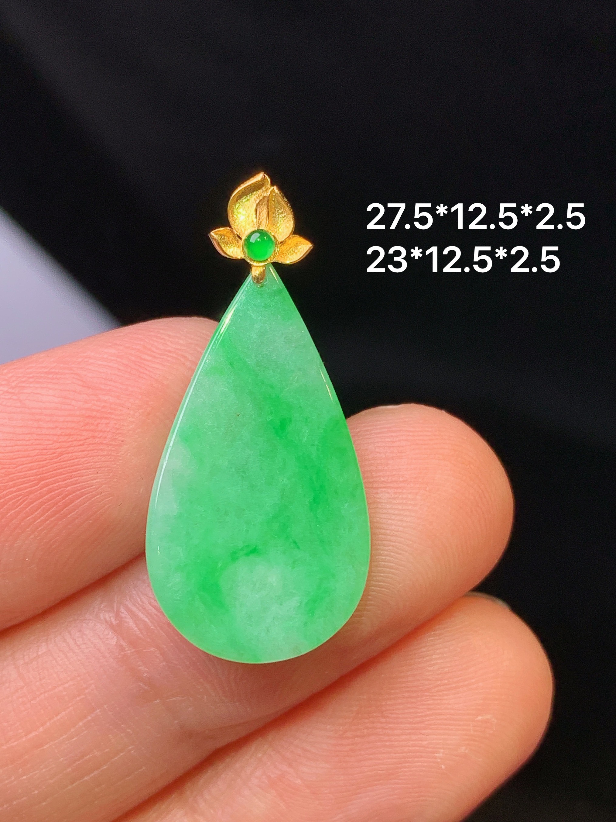 18k金镶嵌翠绿水滴吊坠 玉质细腻 色泽清新艳丽 整体尺寸27.5*12.5*2.5