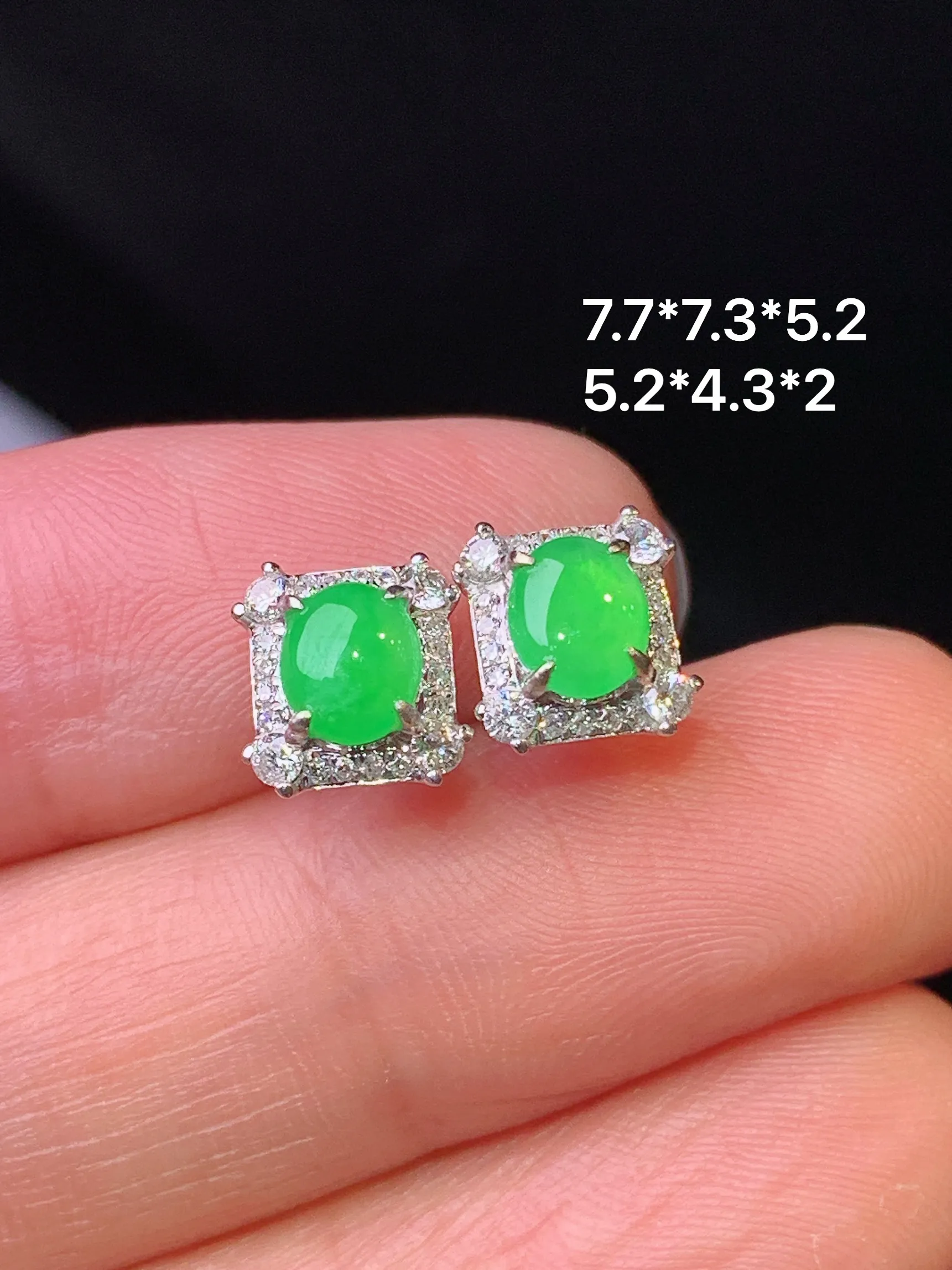 18k金钻镶嵌满绿蛋面耳钉 玉质细腻 色泽清新艳丽 整体尺寸7.7*7.3*5.2