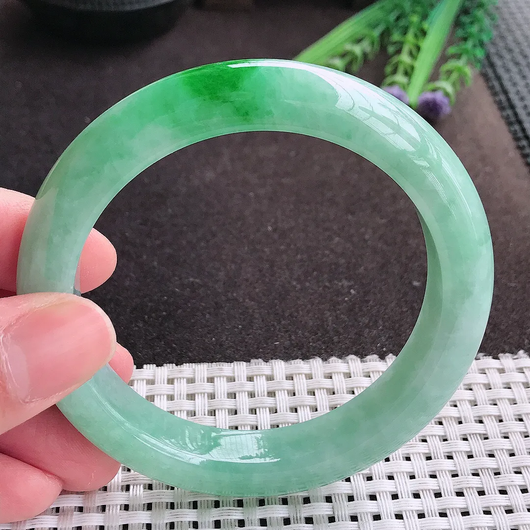 实拍A货翡翠60/12.3/9老坑精美满绿飘阳绿手镯宽边翡翠玉镯女款