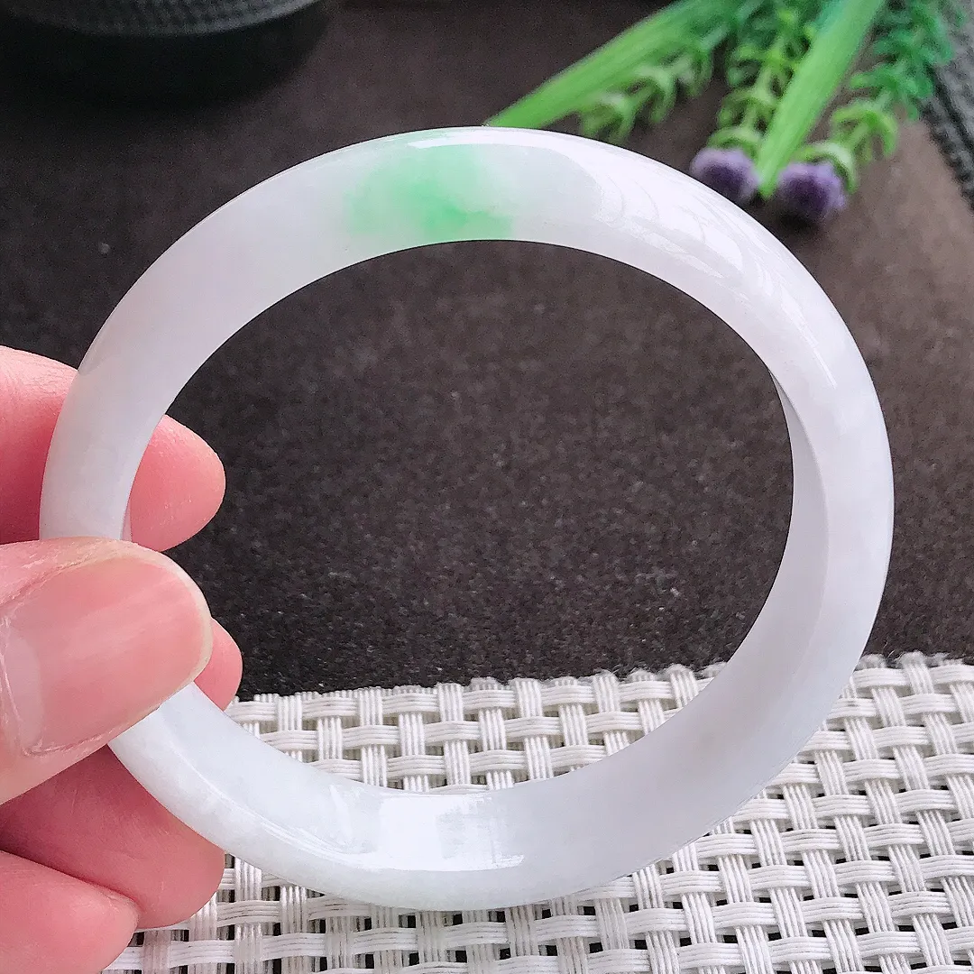 实拍A货翡翠58.5/13.5/7老坑秀气冰润飘绿手镯宽边翡翠玉镯女款