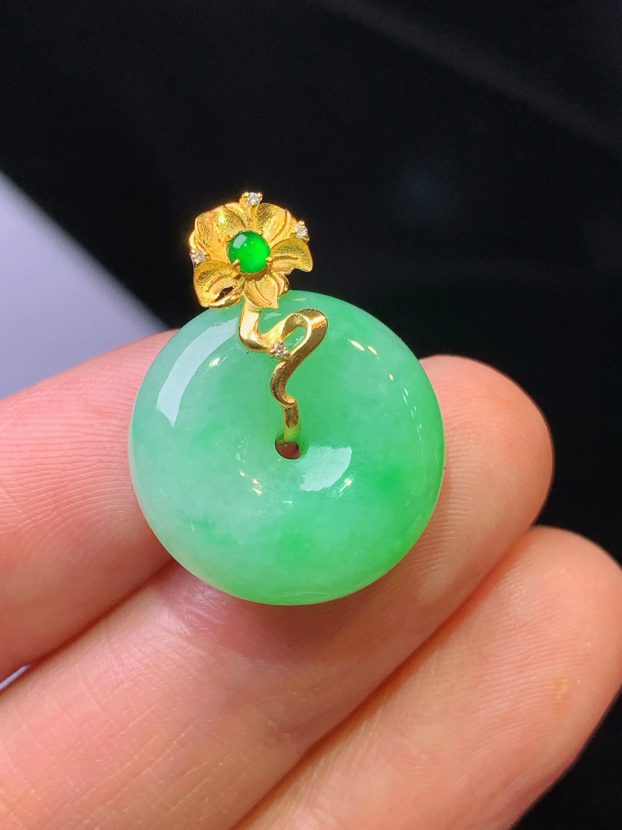 18k金钻镶嵌翠绿平安扣吊坠 玉质细腻 色泽清新艳丽 整体尺寸22.8*17.6*6.5