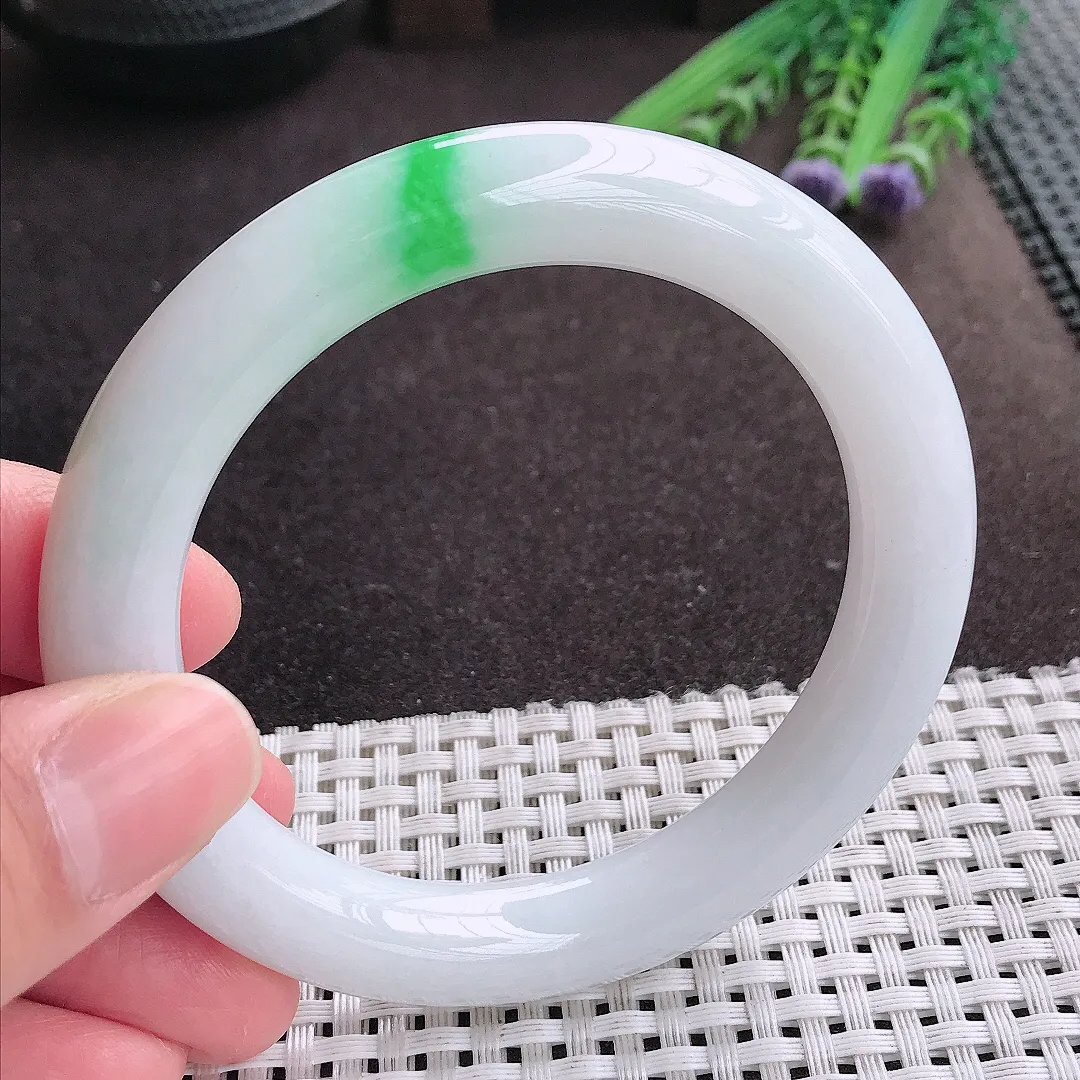 实拍A货翡翠57.5/10.1/10.6老坑精美温润飘阳绿白底青圆条手镯翡翠玉镯女款