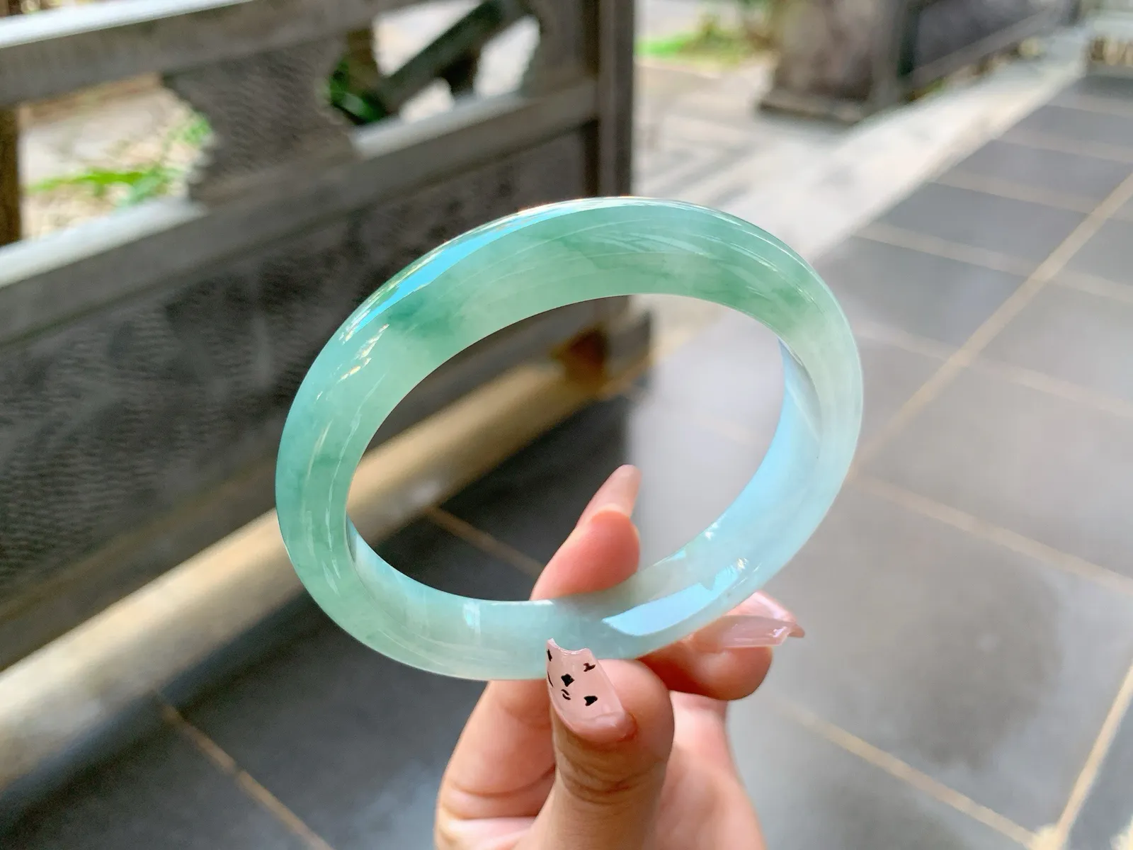 ｜62圈口
冰飘花翡翠手镯，飘绿花，花色清新明亮水润细腻，端庄大气