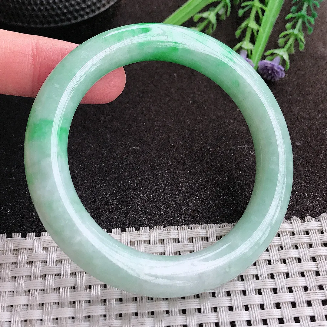 实拍A货翡翠54/10/10.3老坑精美温润飘阳绿圆条手镯翡翠玉镯女款