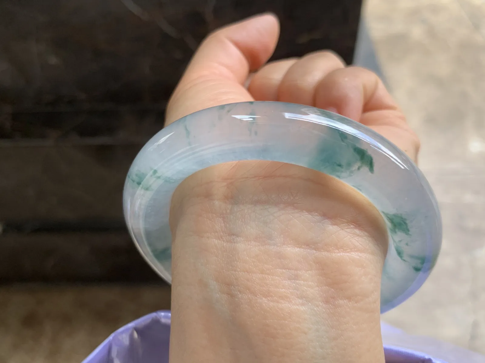 56-12.5mm
高冰飘花圆条手镯 老坑种 刚性十足 光感强 条形优秀