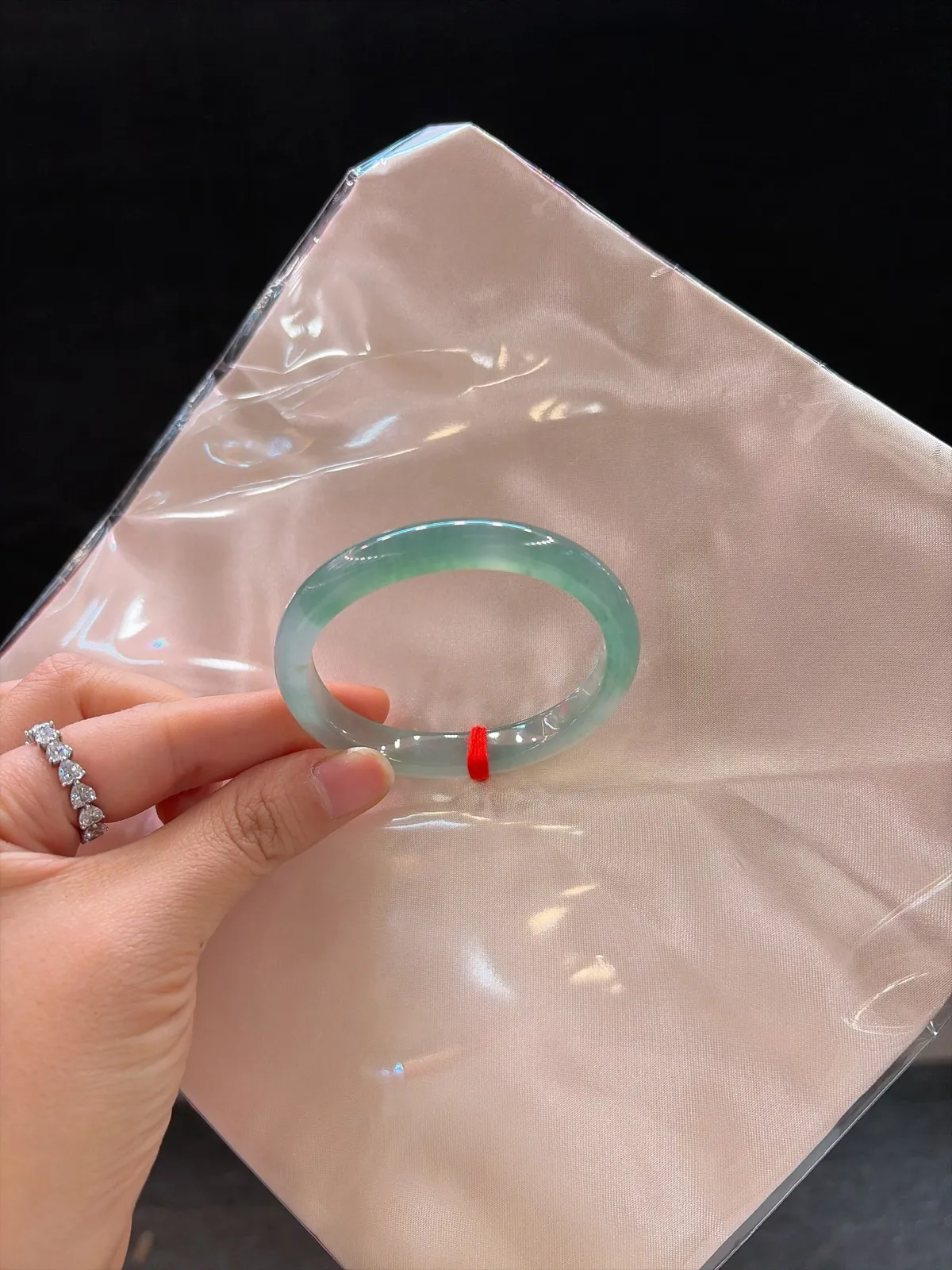 ｜52圈口
【冰冰小贵妃·半山水款】
“种好起光漾清辉，半山水色腕间绕，秀气灵动藏不住”
——小手妹子速来捡漏，仙气值拉满
规格【52.4/9.2/6.8】