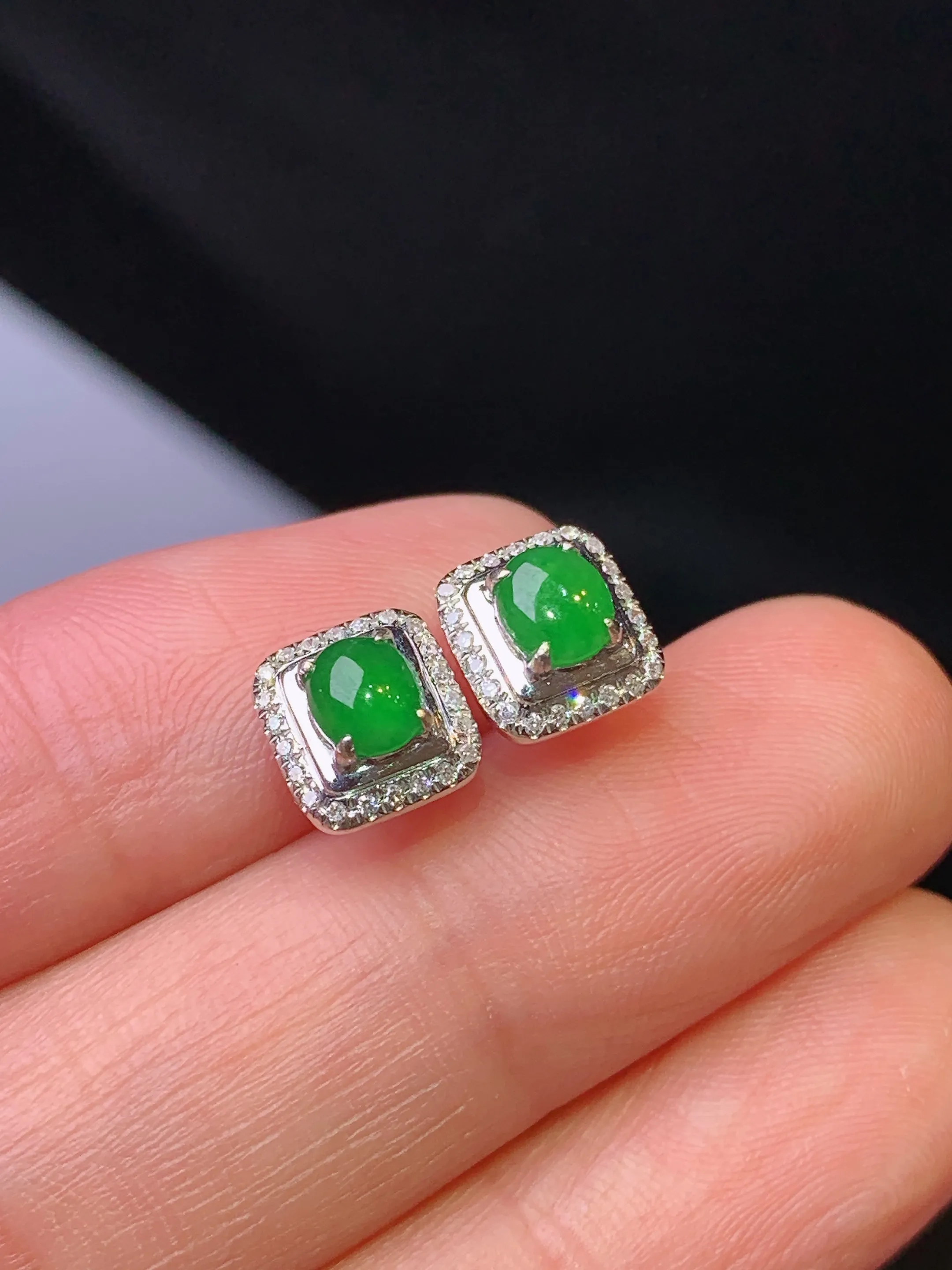 18k金钻镶嵌满绿蛋面耳钉 玉质细腻 色泽清新艳丽 整体尺寸7.6*7.2*4.2