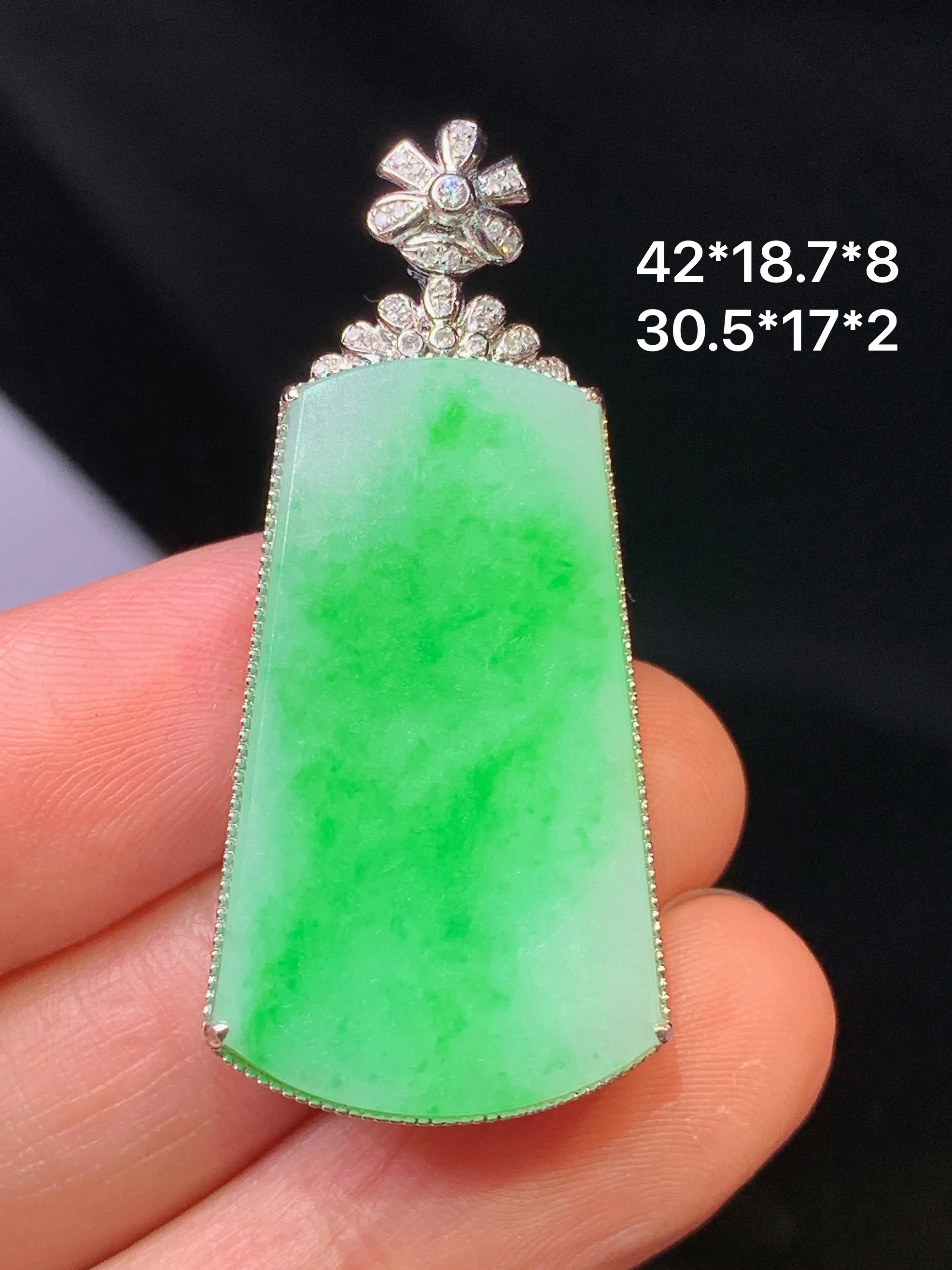 18k金钻镶嵌翠绿无事牌吊坠 玉质细腻 色泽清新艳丽 整体尺寸42*18.7*8