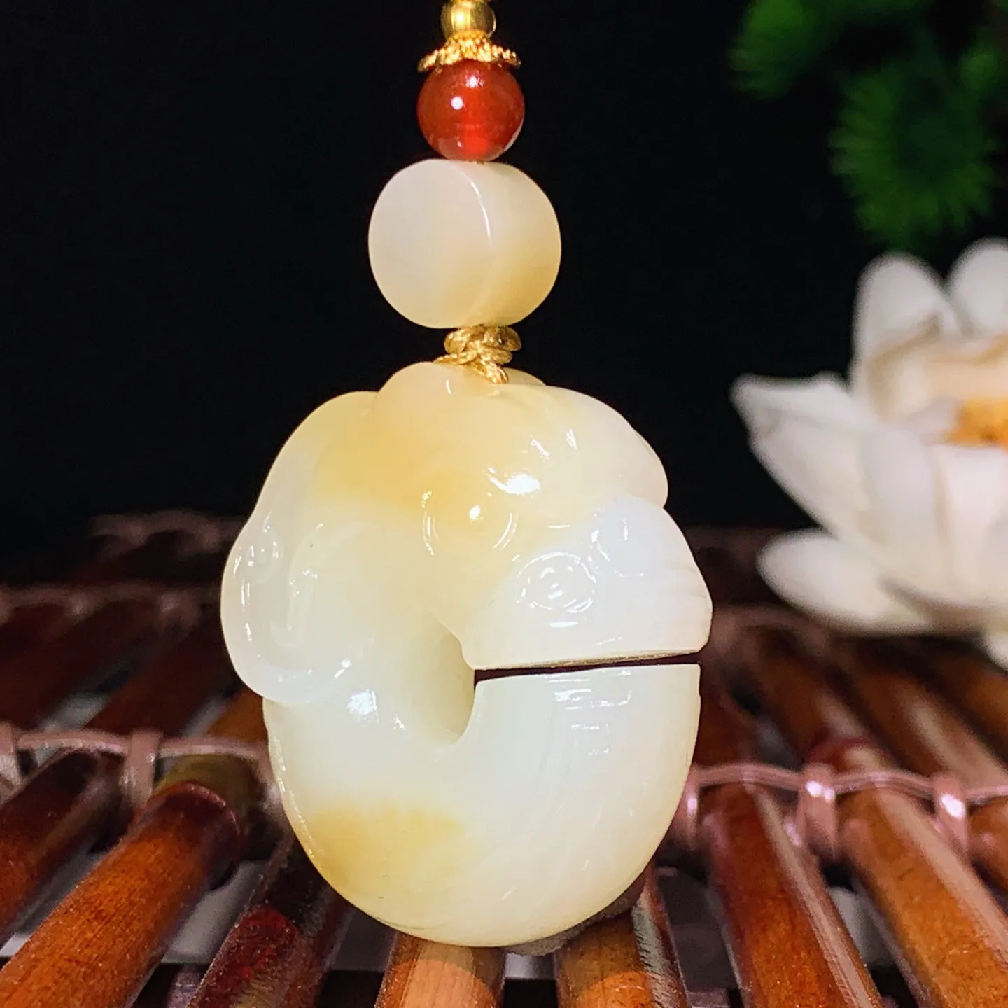 新疆和田玉且末糖玉猪龙挂件 尺寸33/31/12mm重29克。玉质细腻油润。手推出油。品相大气 lt