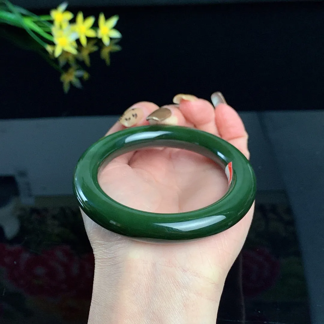 和田玉57圈口菠菜绿猫眼肥圆条碧玉手镯！玉质细腻油润 底色纯净 无裂无杂 脂粉好，品质高