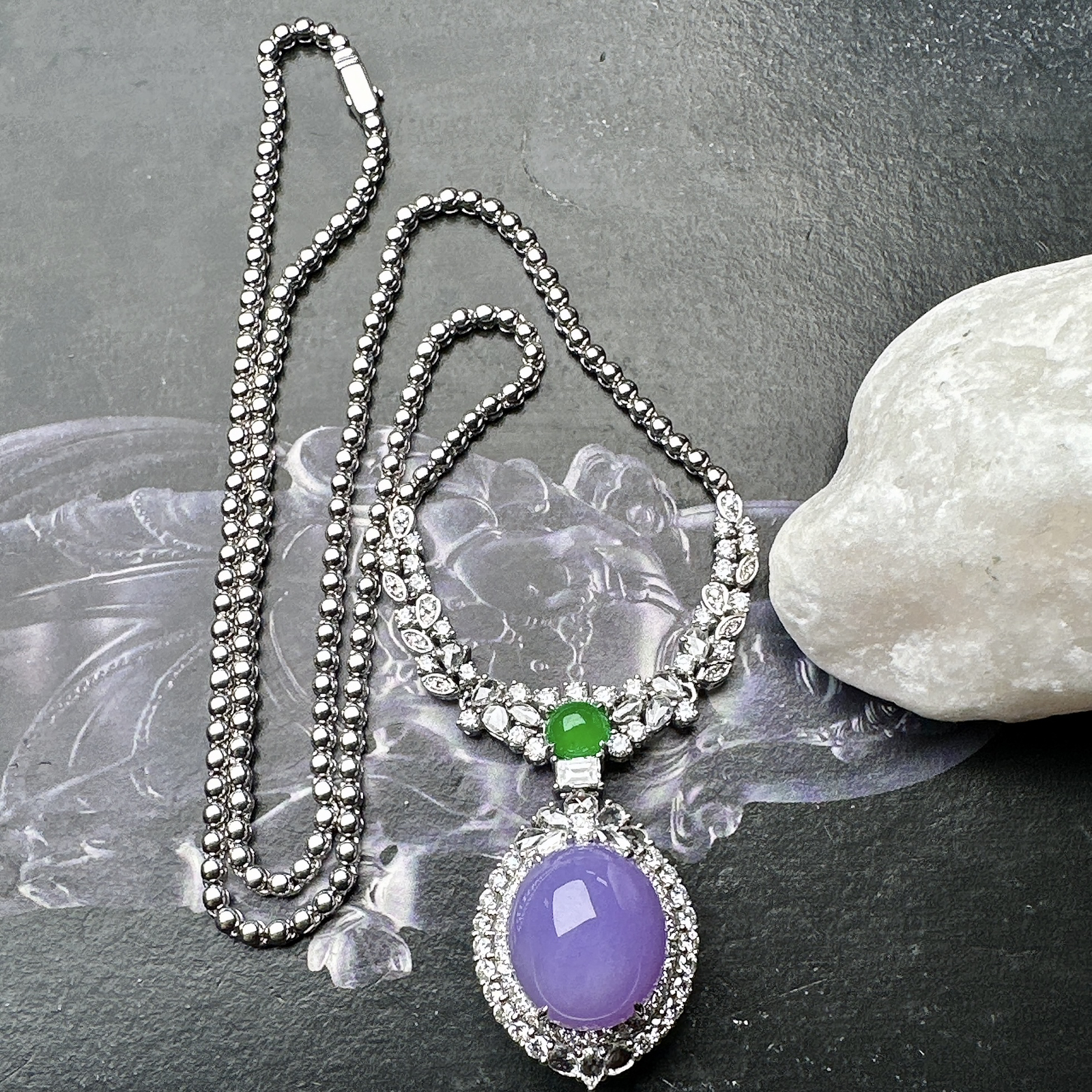 【冰种紫蛋面吊坠】质地细腻，饱满度很好，晶莹剔透，18k金钻镶嵌，裸石尺寸13.7*12.2*8毫米