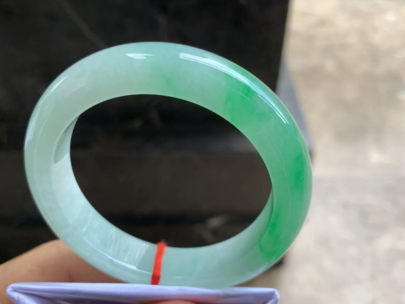 56.5-13.2-9.5mm
带色手镯 底子细腻 颜色漂亮 推荐